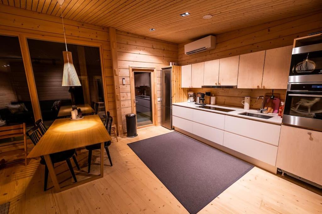 Uusi hirsimökki 7 henkilölle