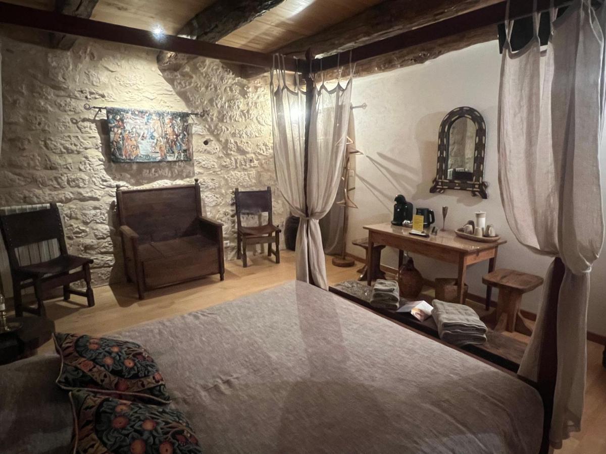 Le Relais des Chevaliers " Chambre des Chevaliers" view 4