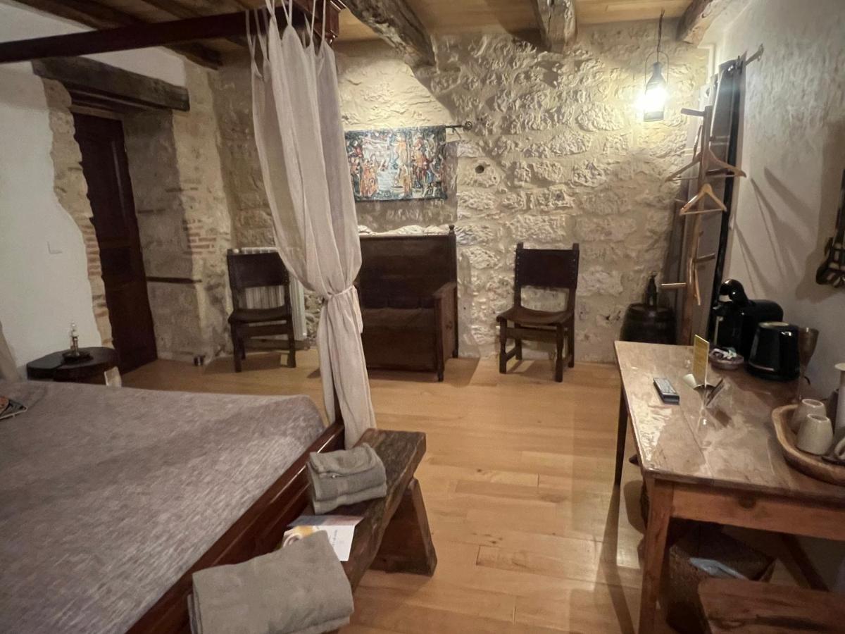 Le Relais des Chevaliers " Chambre des Chevaliers" view 5