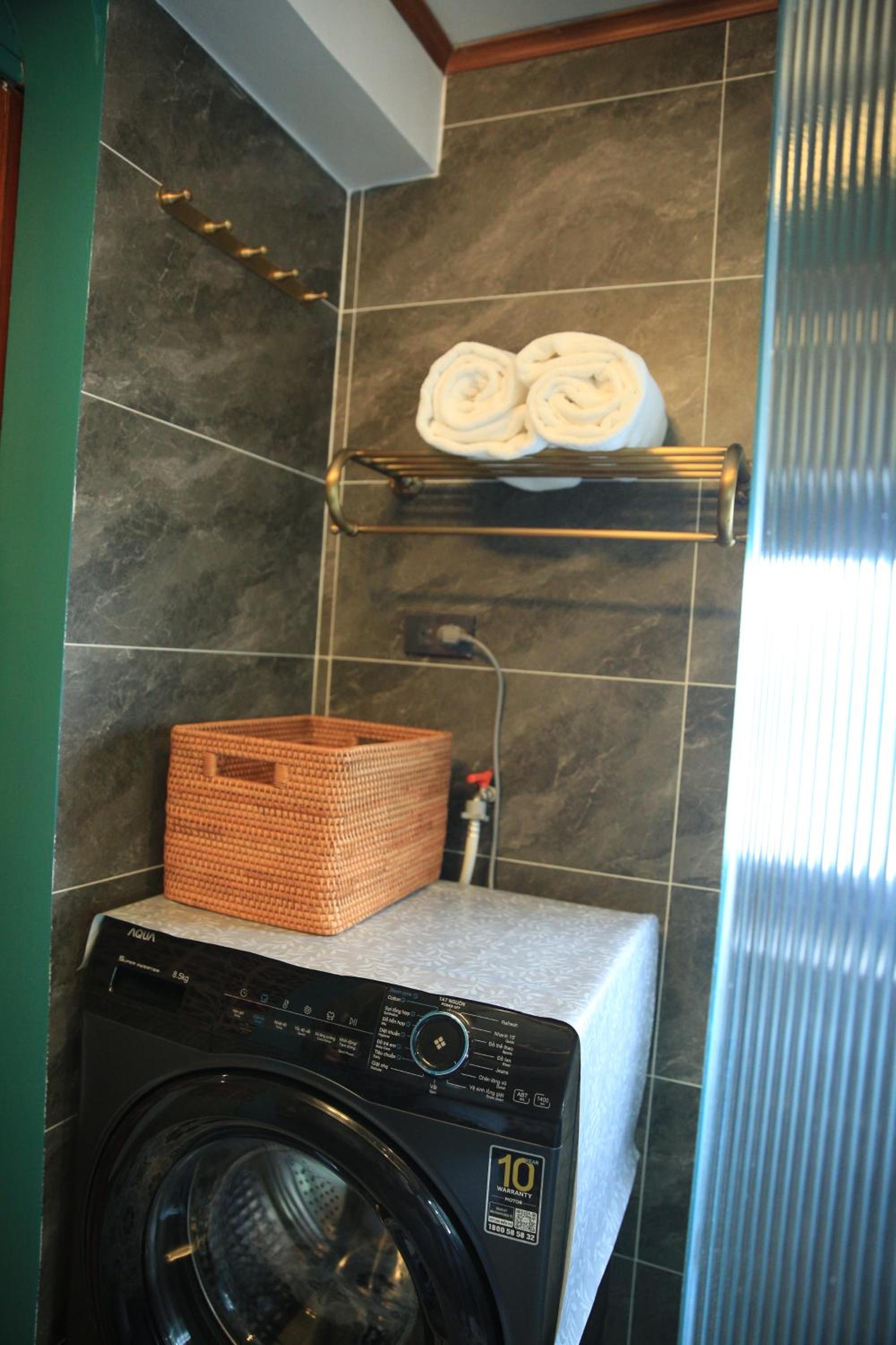 Amazing View, Natural View, 3' To Hoan Kiem Lake, Free Wifi, Netflix, 2 Beds, 1 Toilet-2 Showers