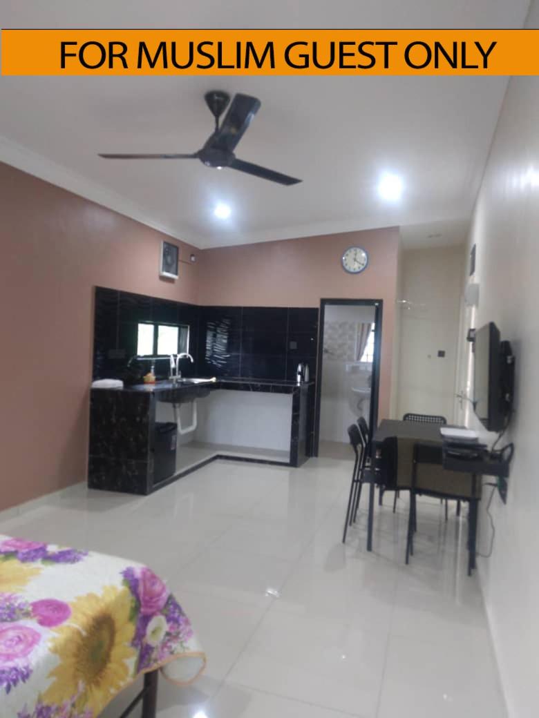 Yasmeen Studio Roomstay Kijal - Room 1 - FOR TWO PERSON ISLAM GUEST ONLY photo 3