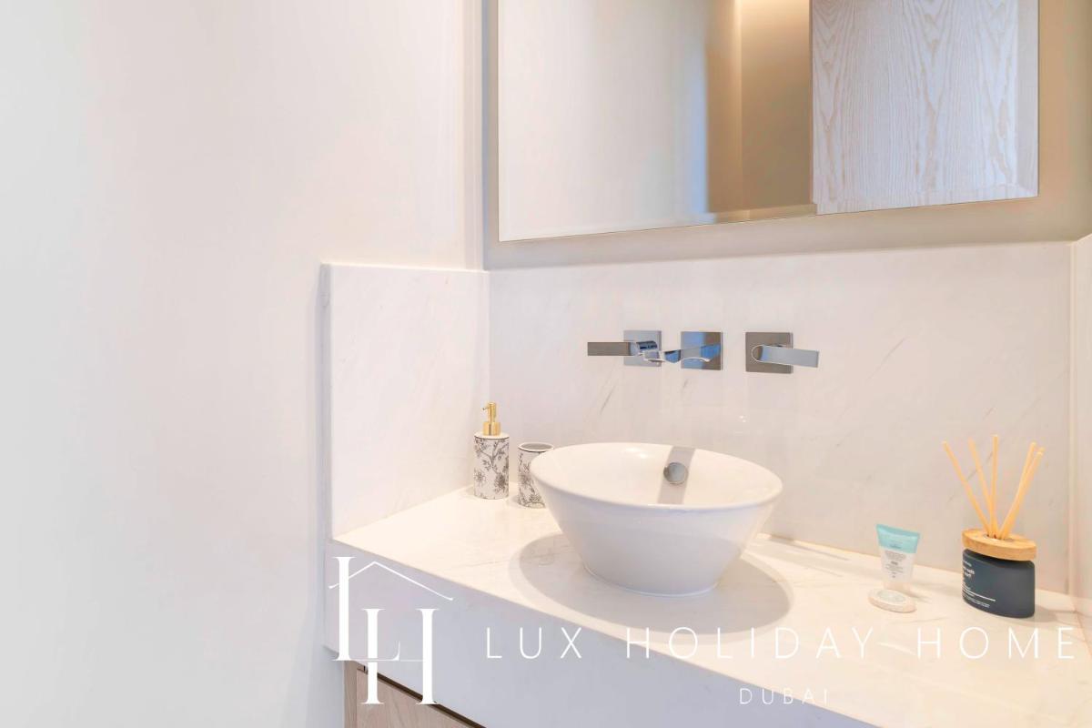 LUX Iconic Views at The Palm Tower Suite 7