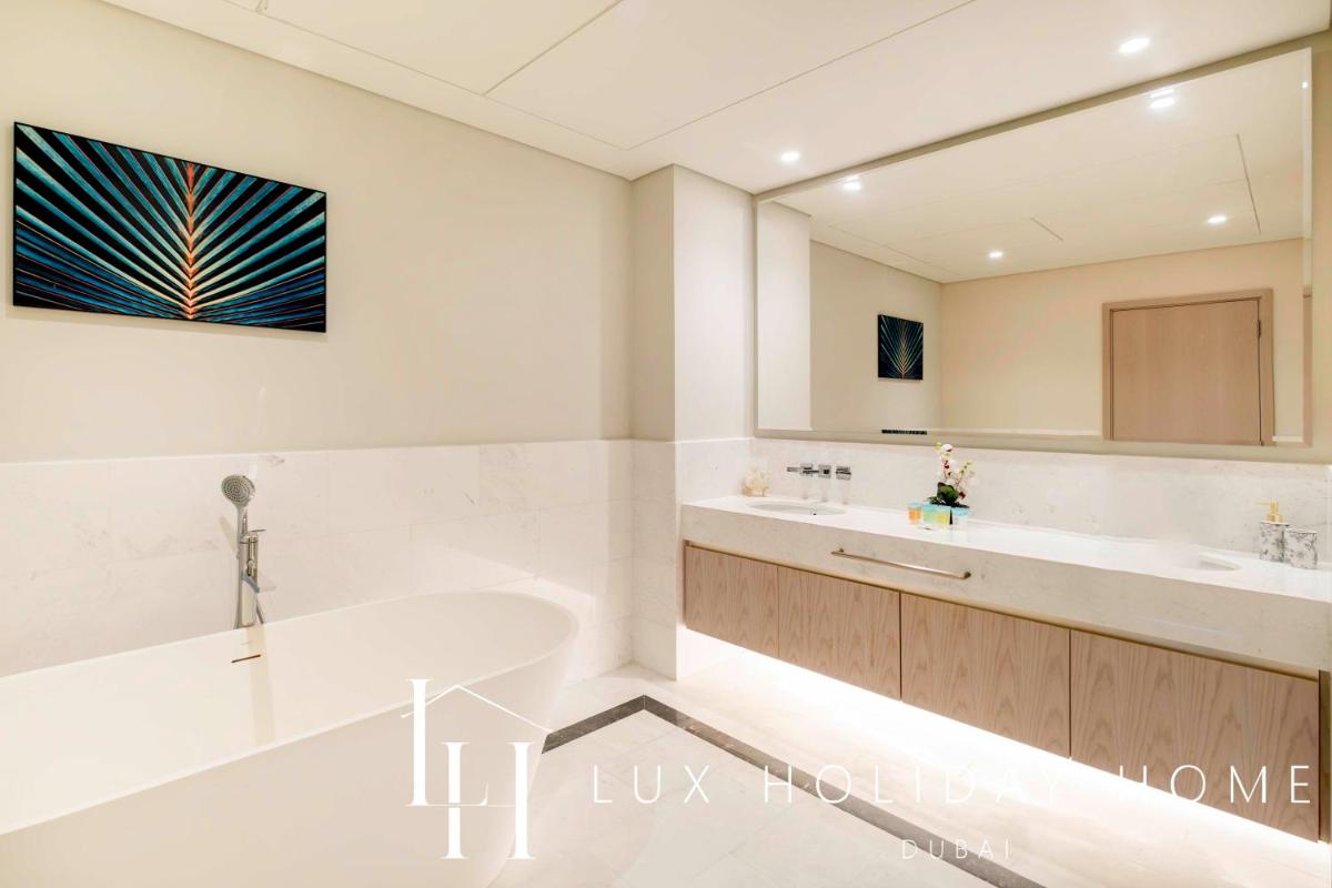 LUX Iconic Views at The Palm Tower Suite 7
