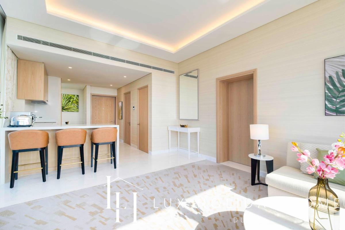 LUX Iconic Views at The Palm Tower Suite 7