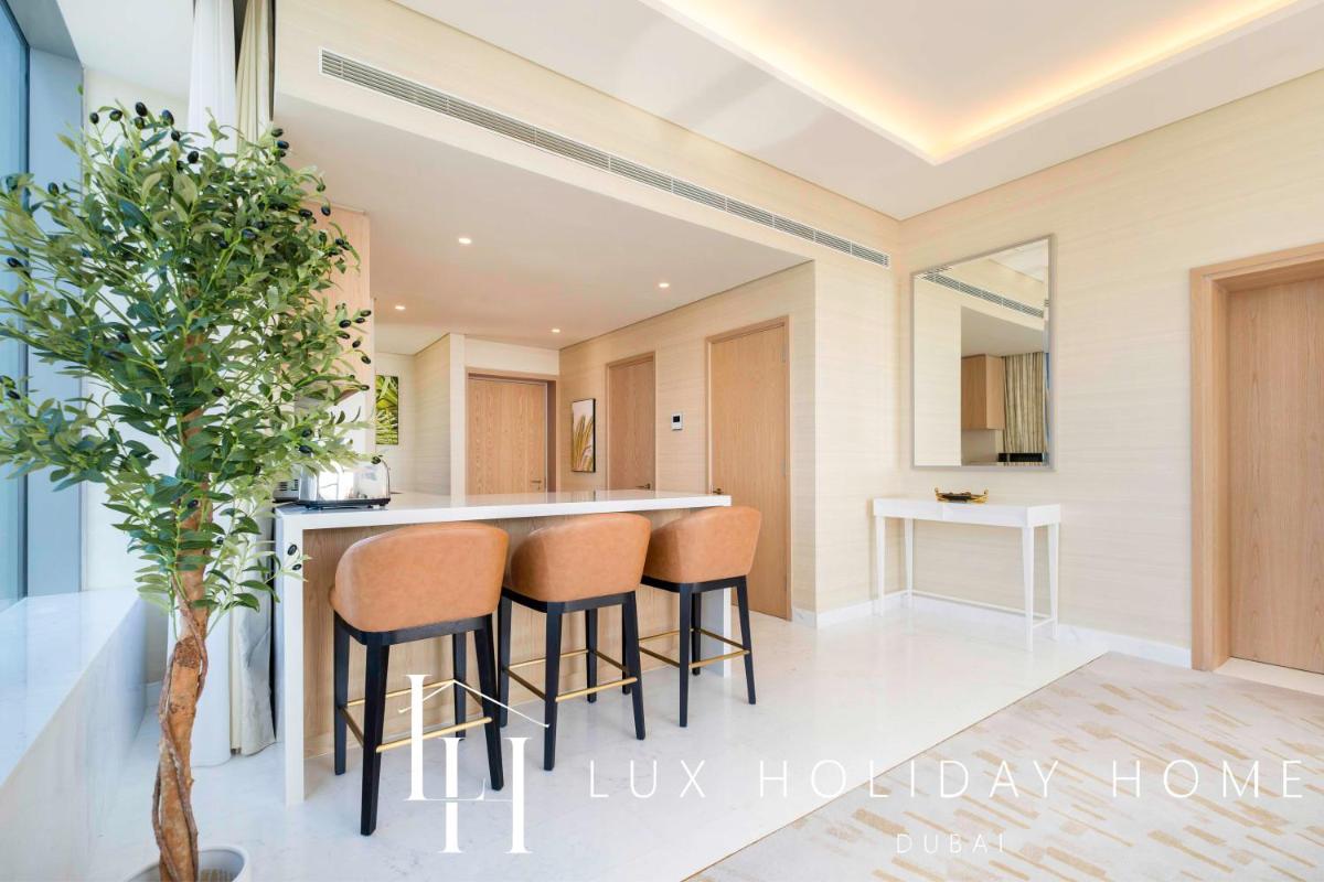 LUX Iconic Views at The Palm Tower Suite 7