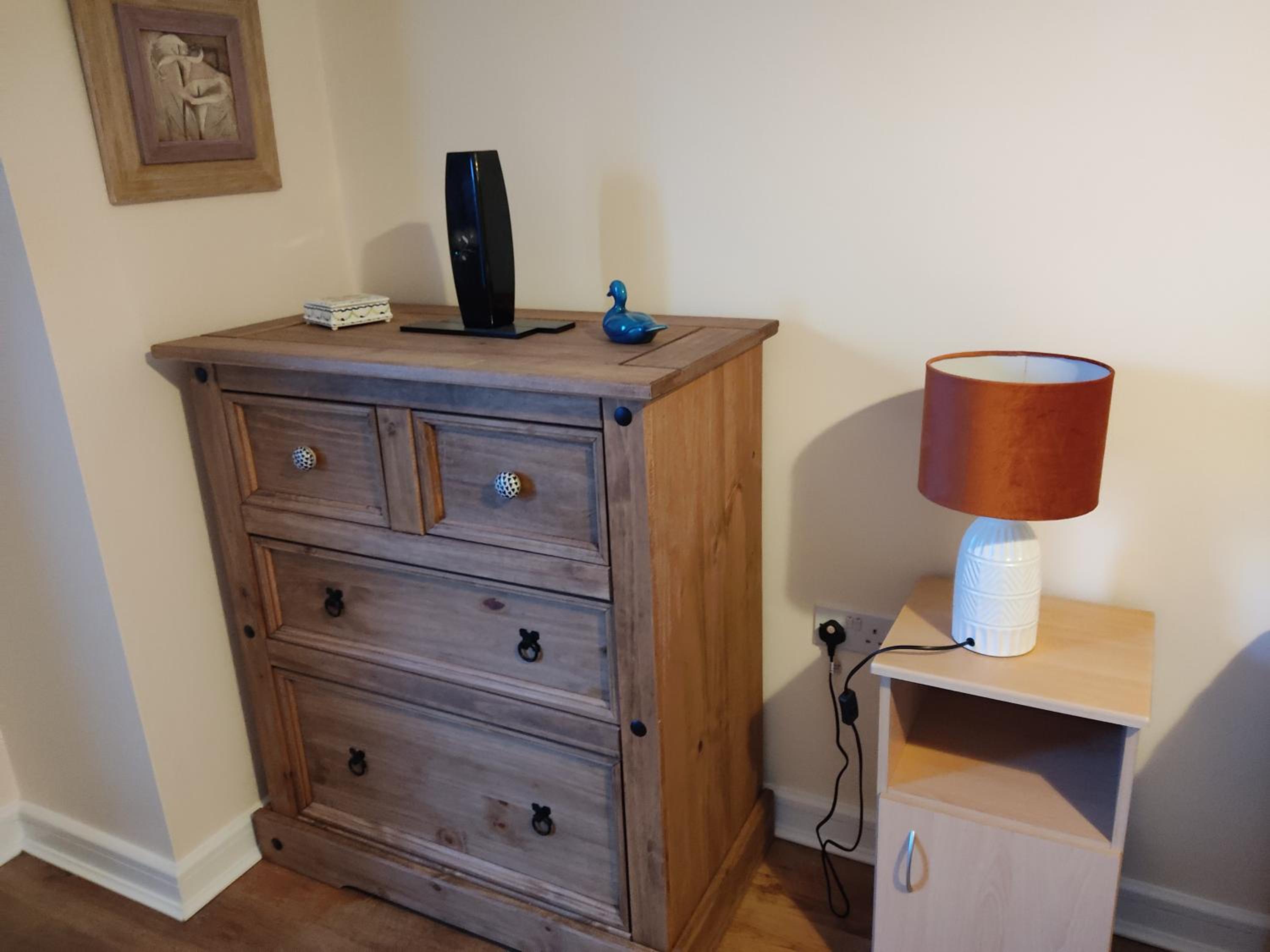 Swallows Nest - spacious bright double bedroom with ensuite bathroom