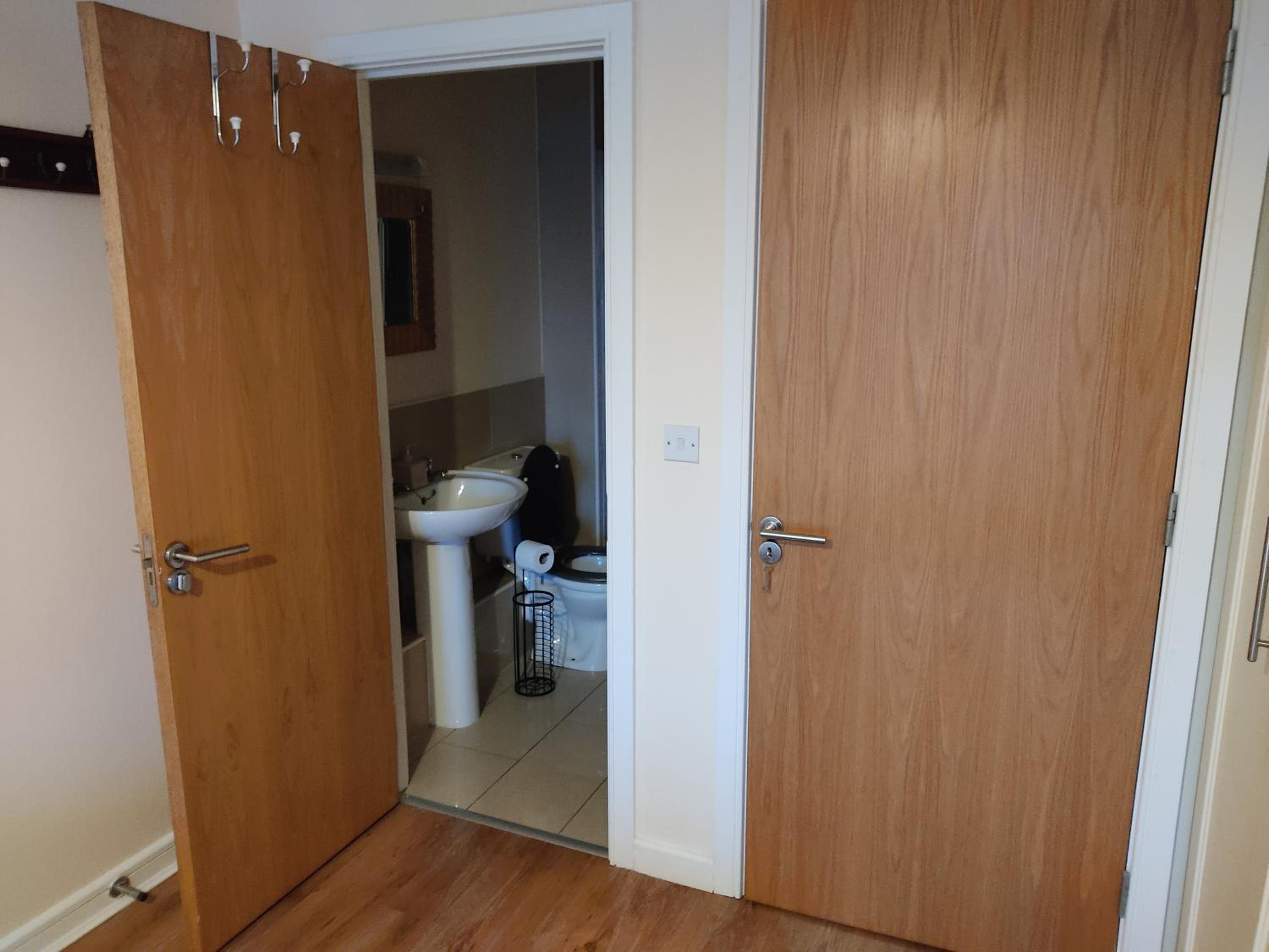 Swallows Nest - spacious bright double bedroom with ensuite bathroom
