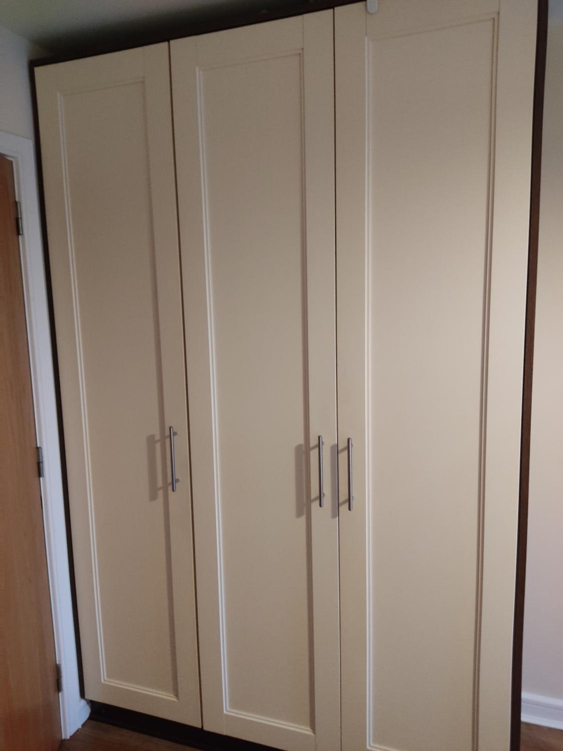 Swallows Nest - spacious bright double bedroom with ensuite bathroom