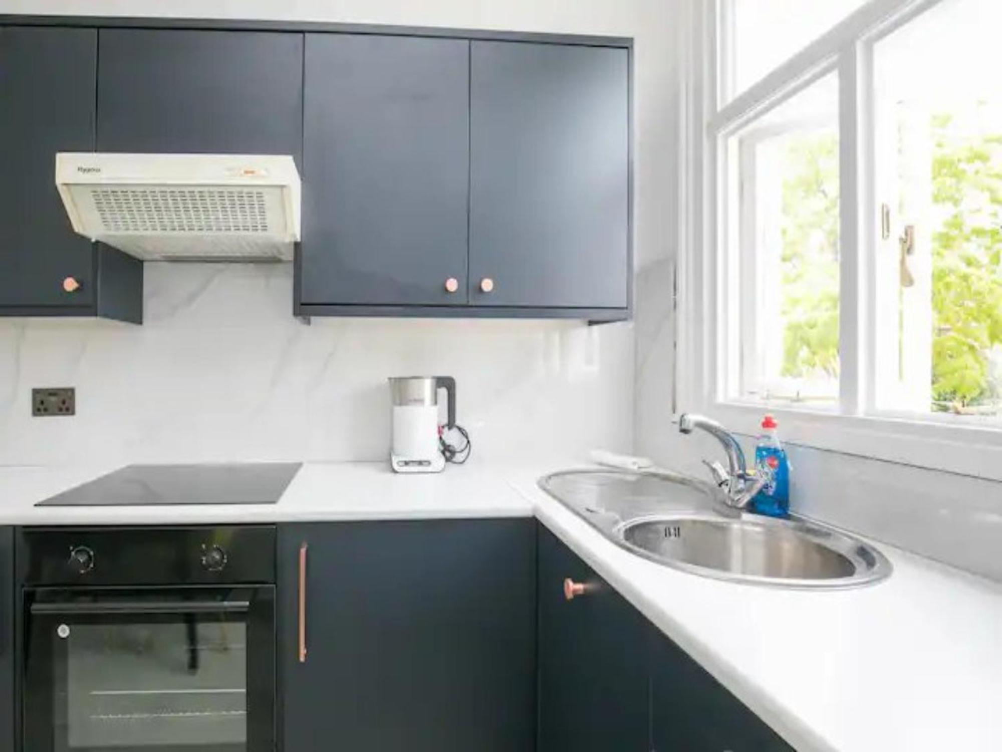 Cozy West London Stay, Explore & Relax in Style!