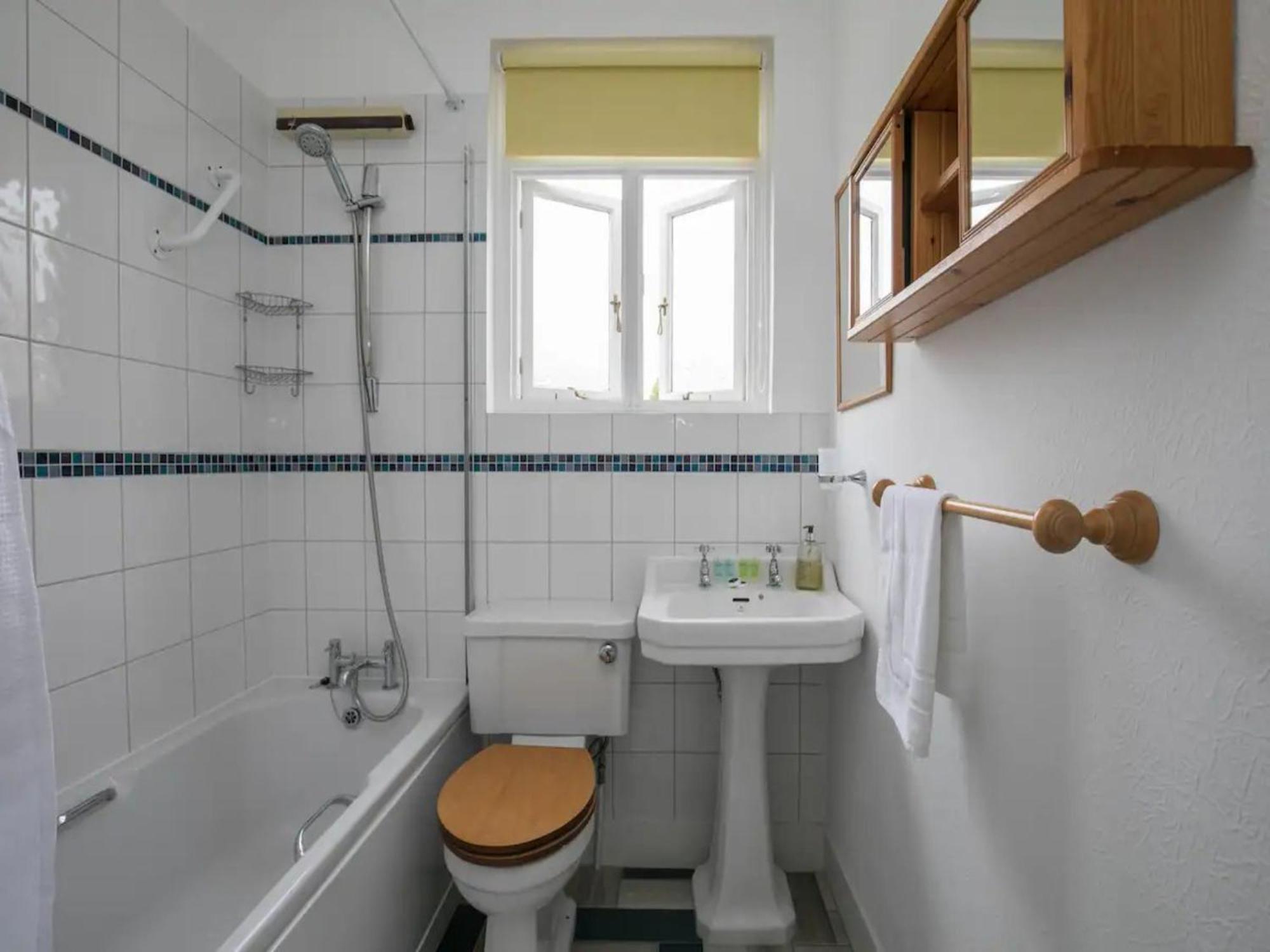 Cozy West London Stay, Explore & Relax in Style!