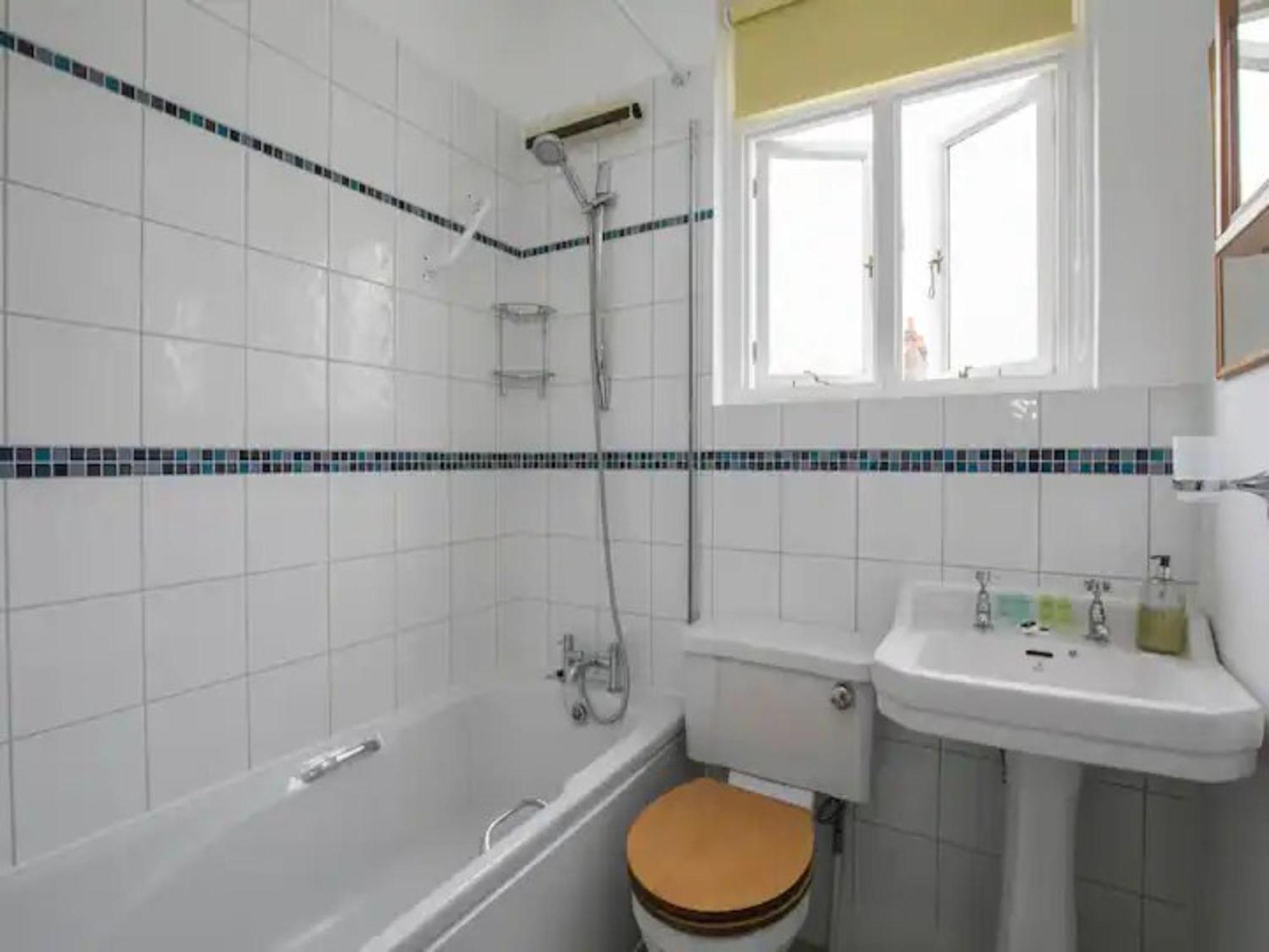 Cozy West London Stay, Explore & Relax in Style!