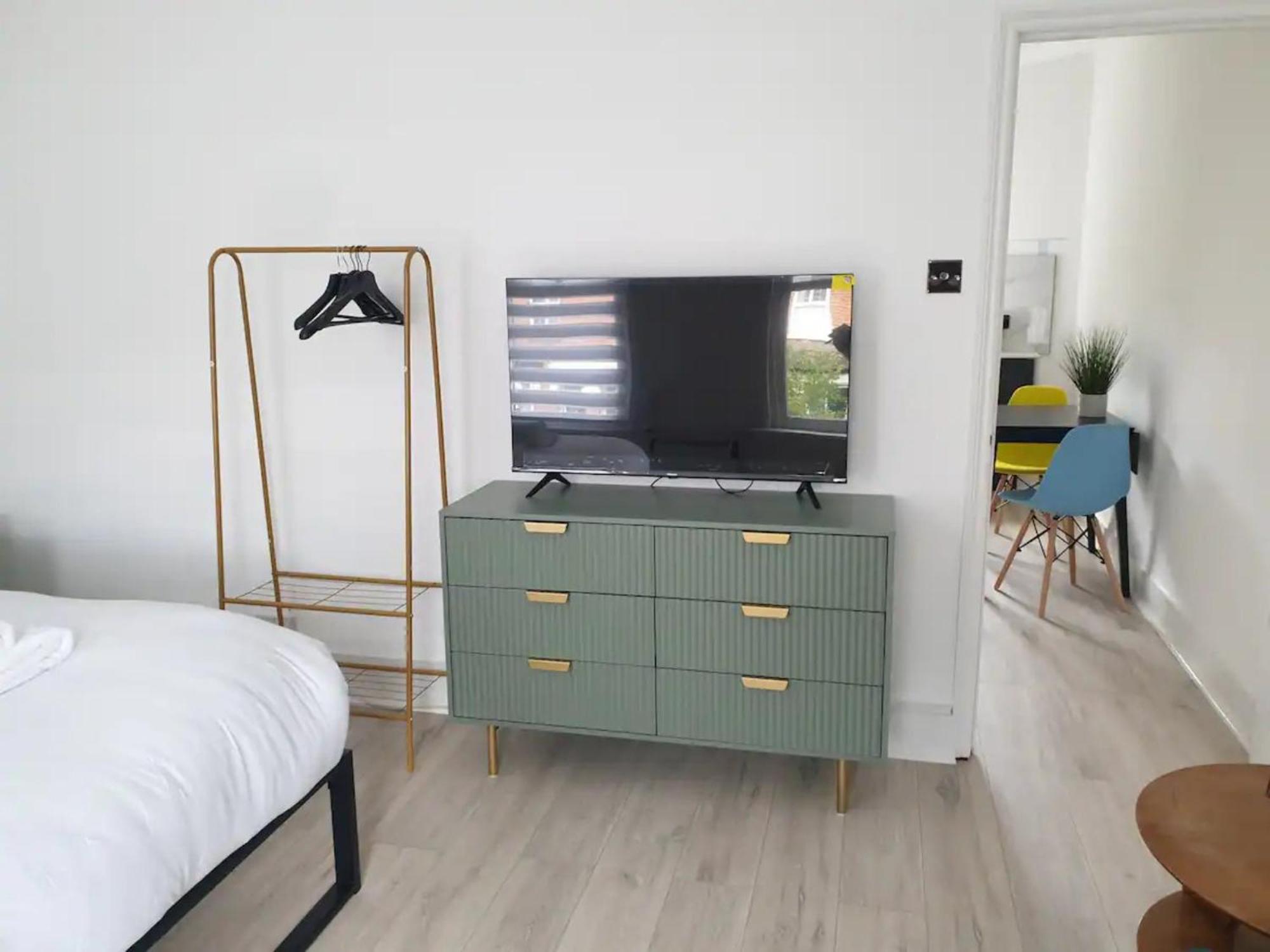 Cozy West London Stay, Explore & Relax in Style!