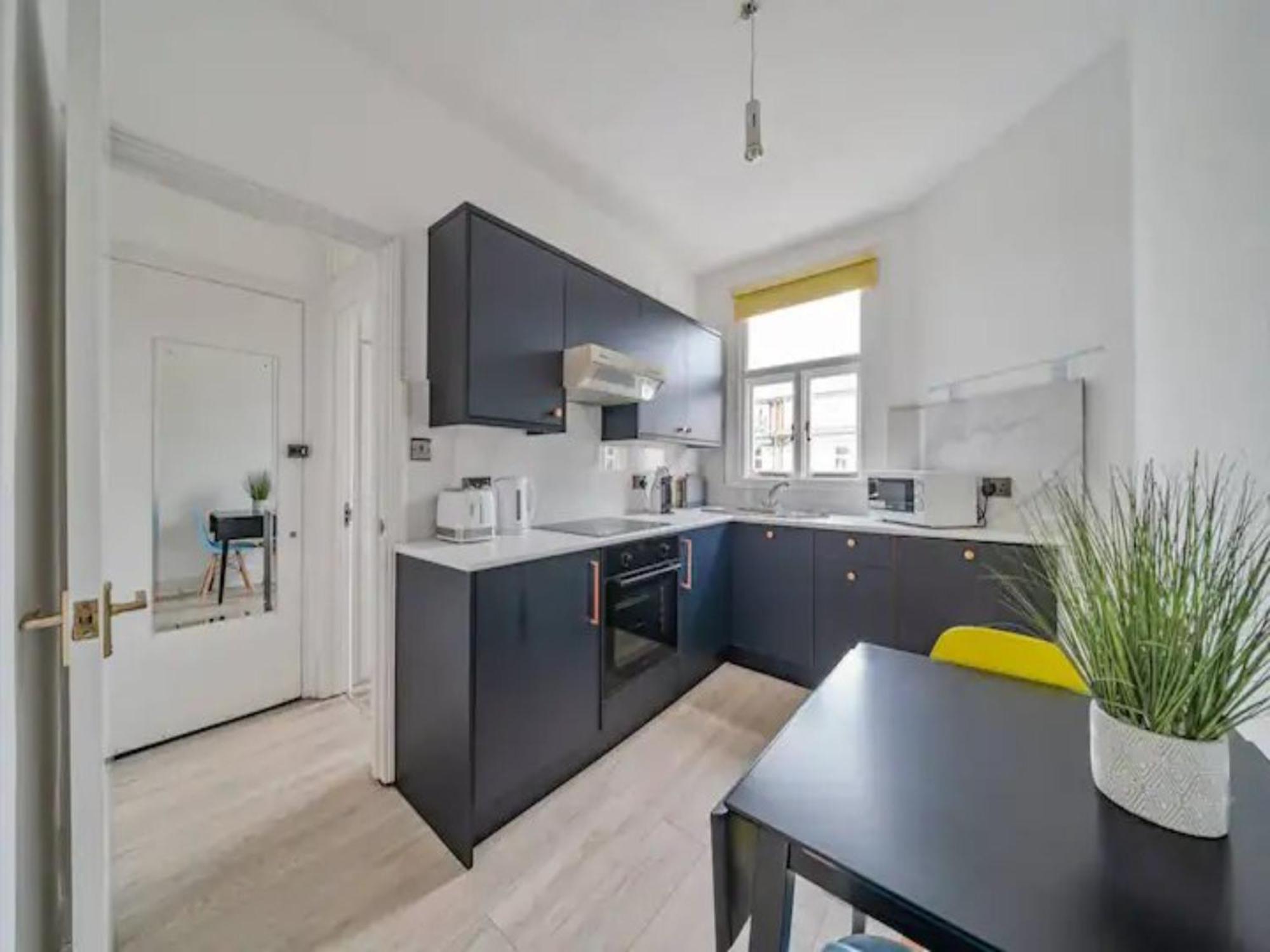 Cozy West London Stay, Explore & Relax in Style!