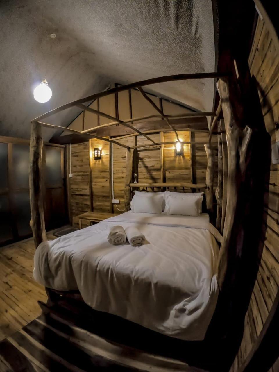 LAMIACEAE WOOD CABIN