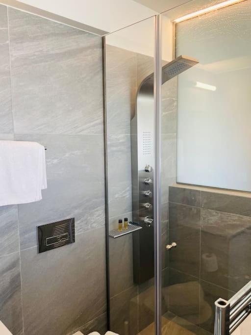Luxury Maisonette with Shared Pool