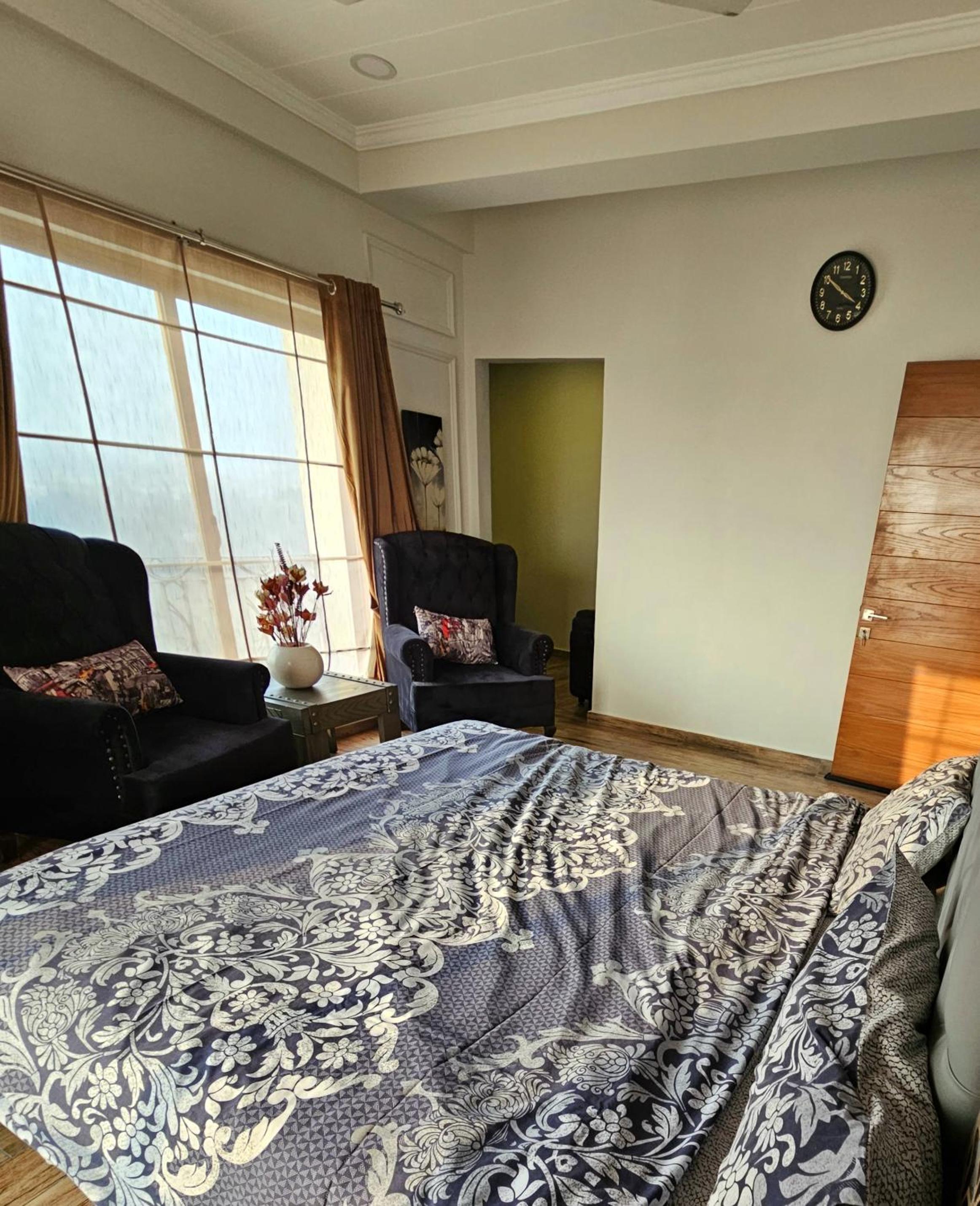 Aesthetic Scenic Luxurious Apartment - Bahria Heights view 3