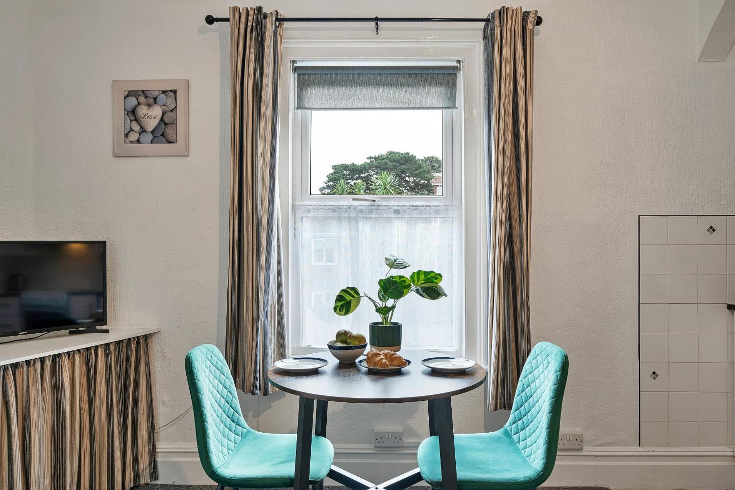 Finest Retreats - Atherfield Apartments No 6 - Tree Tops view 4