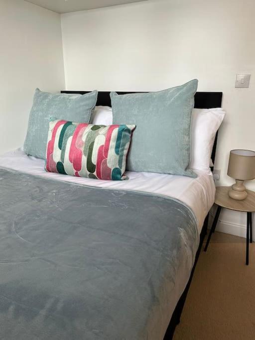 Lakeside apartment with FREE parking / M25 view 3