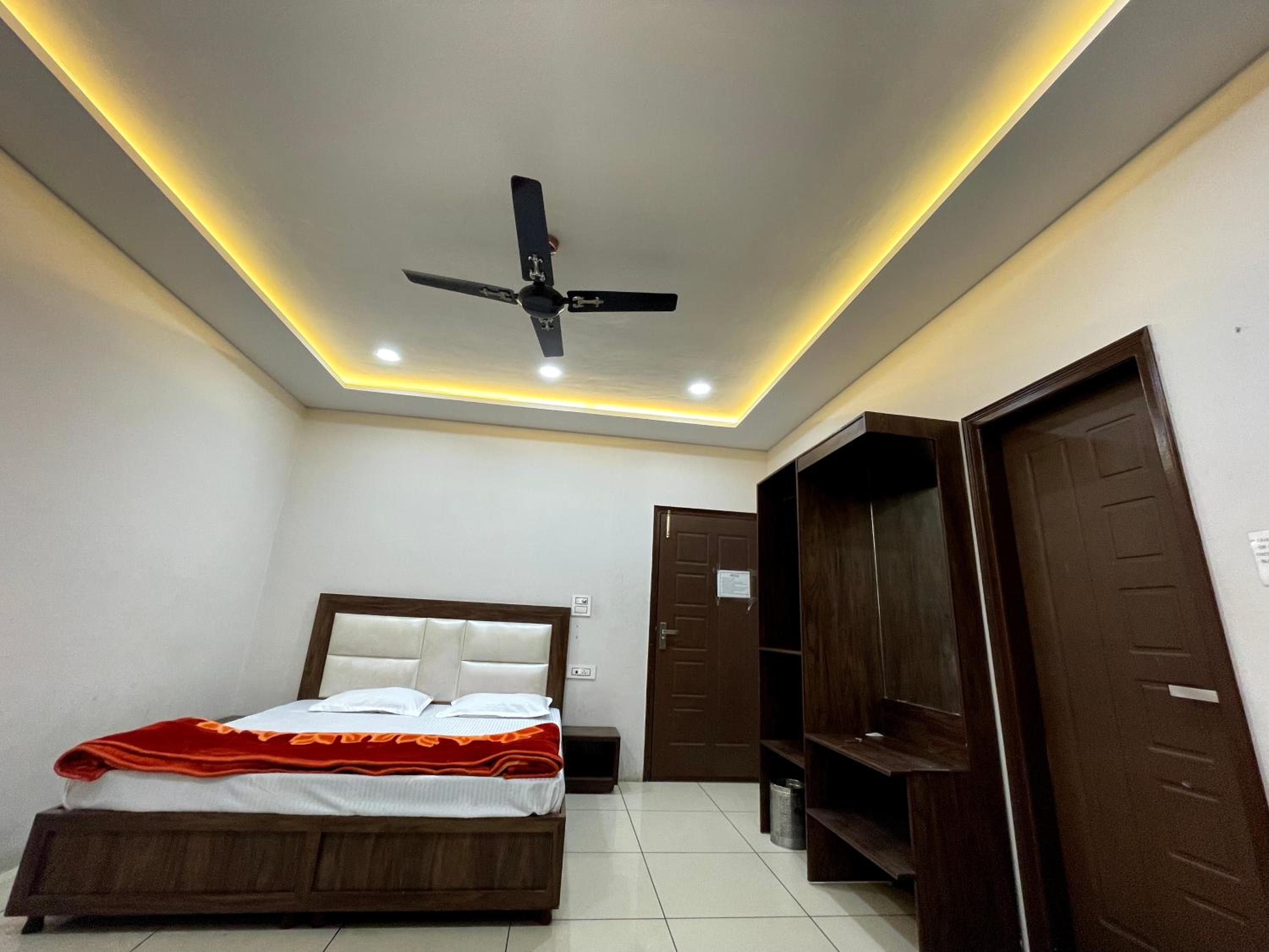 MALAYA HOUSE --Couples, Family, Corporate Favorite-- Near BMC Chowk ICONIC Mall