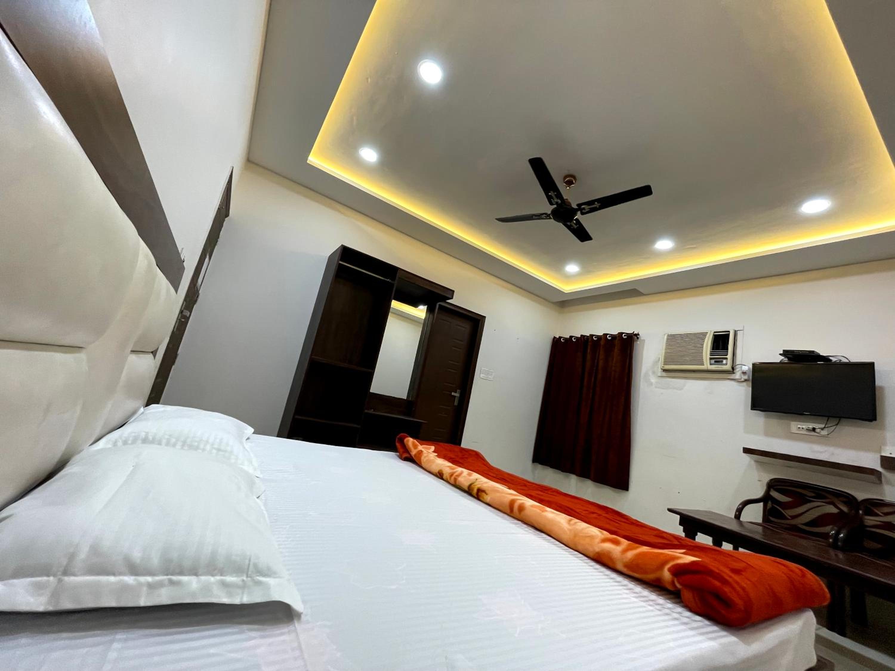 MALAYA HOUSE --Couples, Family, Corporate Favorite-- Near BMC Chowk ICONIC Mall