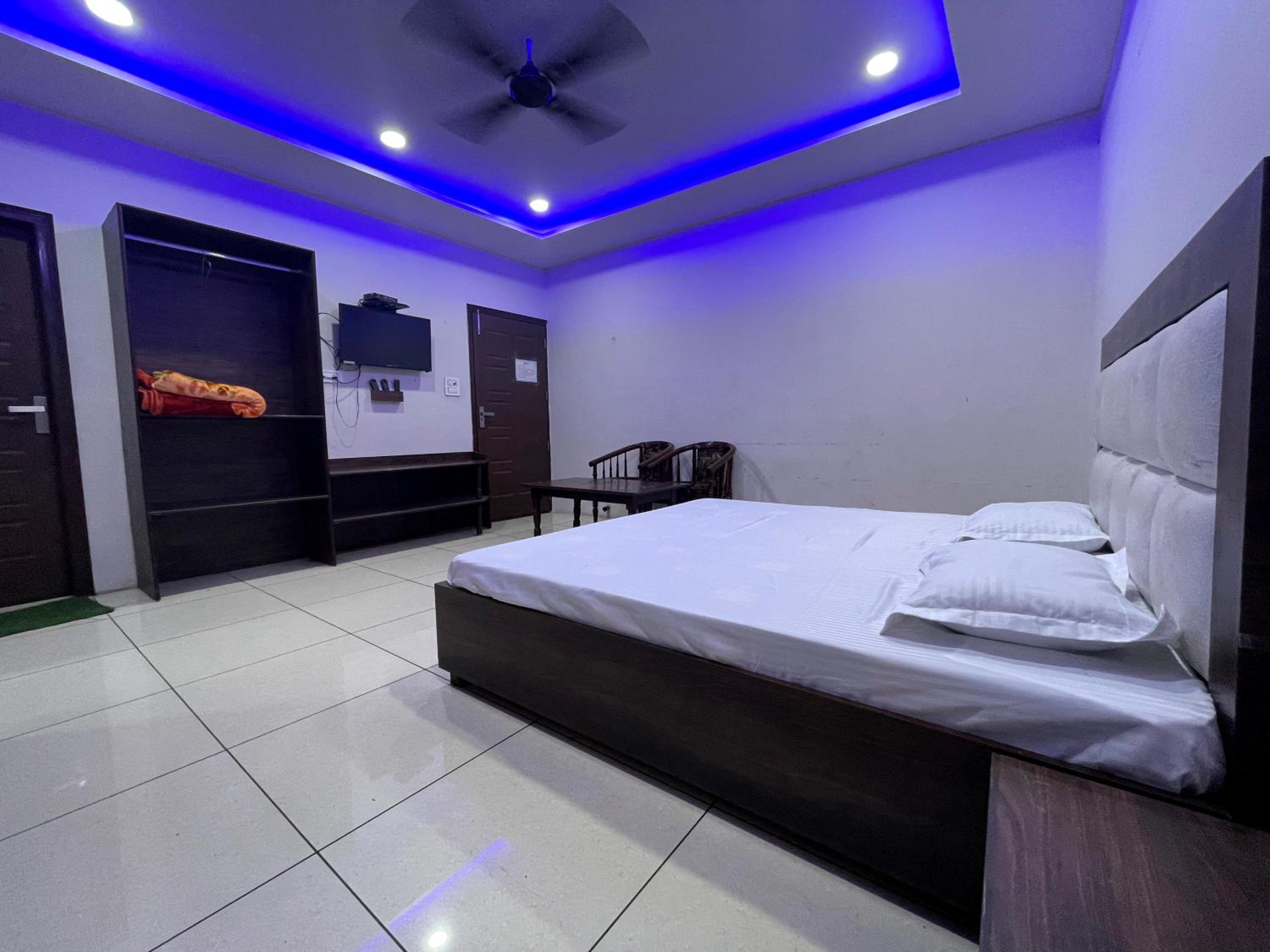 MALAYA HOUSE --Couples, Family, Corporate Favorite-- Near BMC Chowk ICONIC Mall