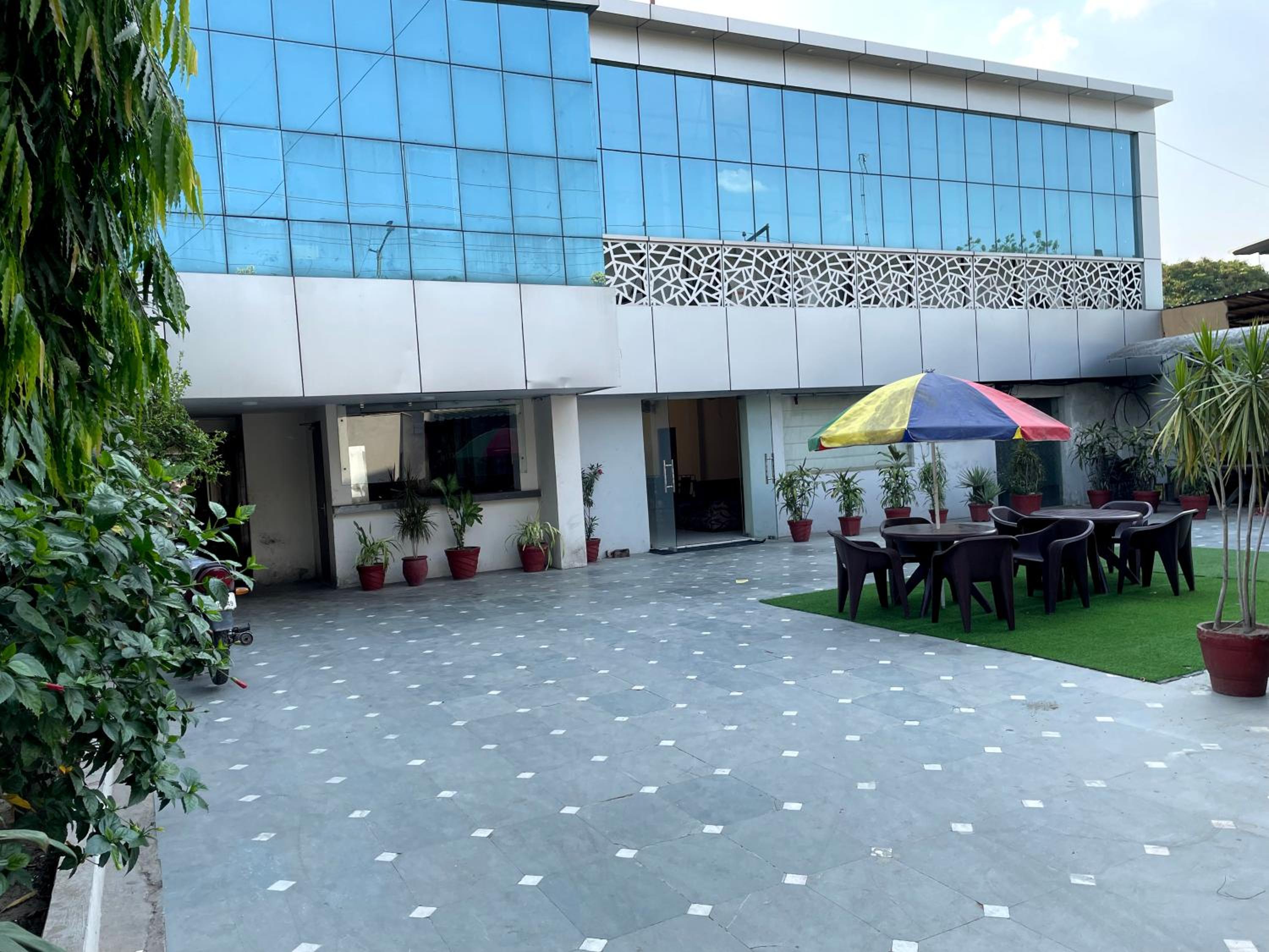 MALAYA HOUSE --Couples, Family, Corporate Favorite-- Near BMC Chowk ICONIC Mall
