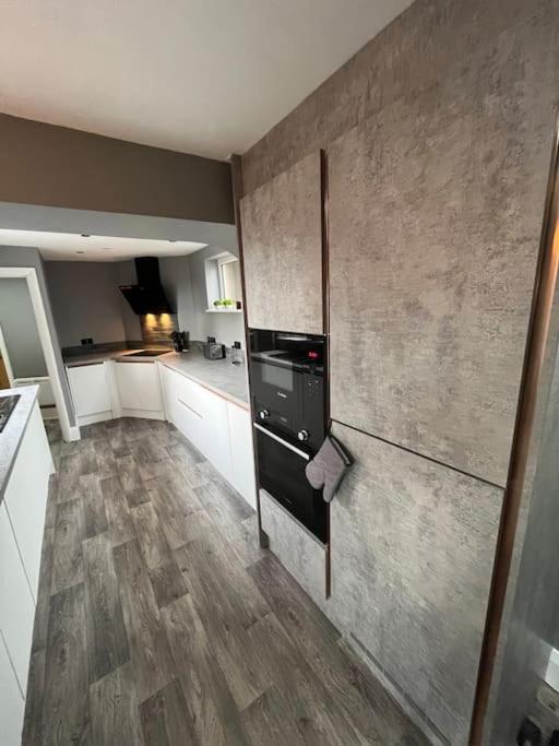 Modern 2 Bedroom Private Detached Cottage view 3