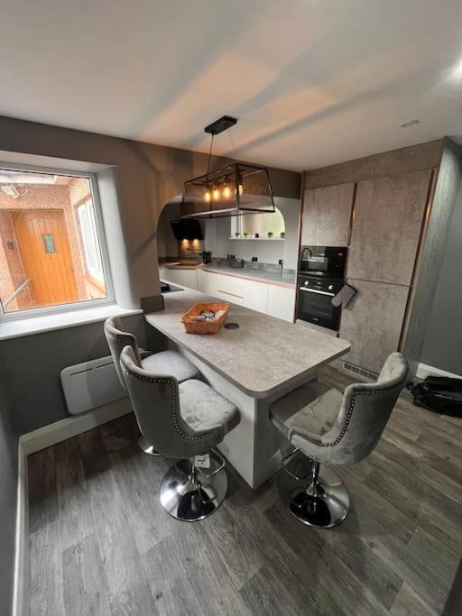 Modern 2 Bedroom Private Detached Cottage view 4