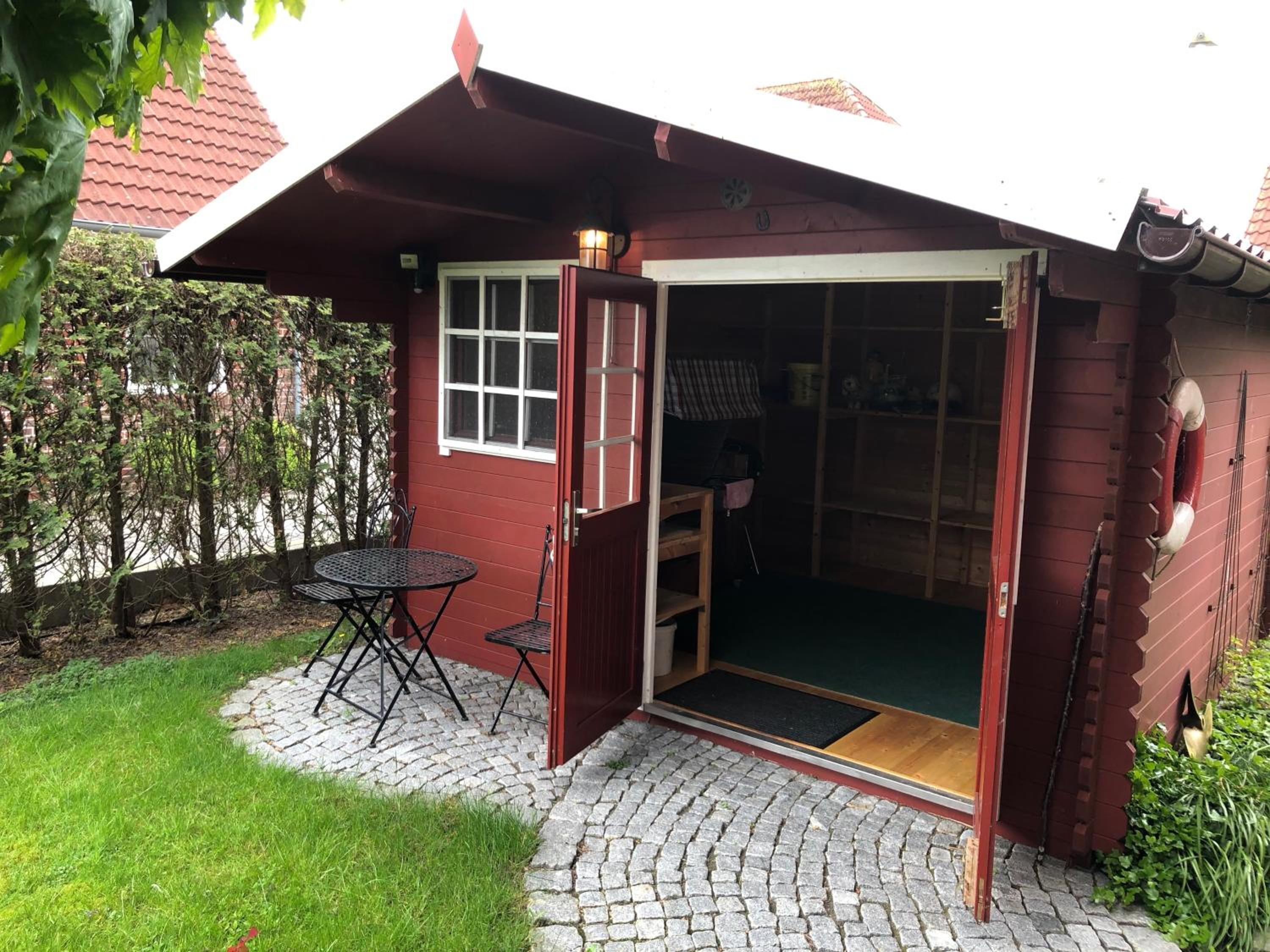 Ferienhaus Henny: 6 Geh-Minuten vom Hafen. Privater Garten