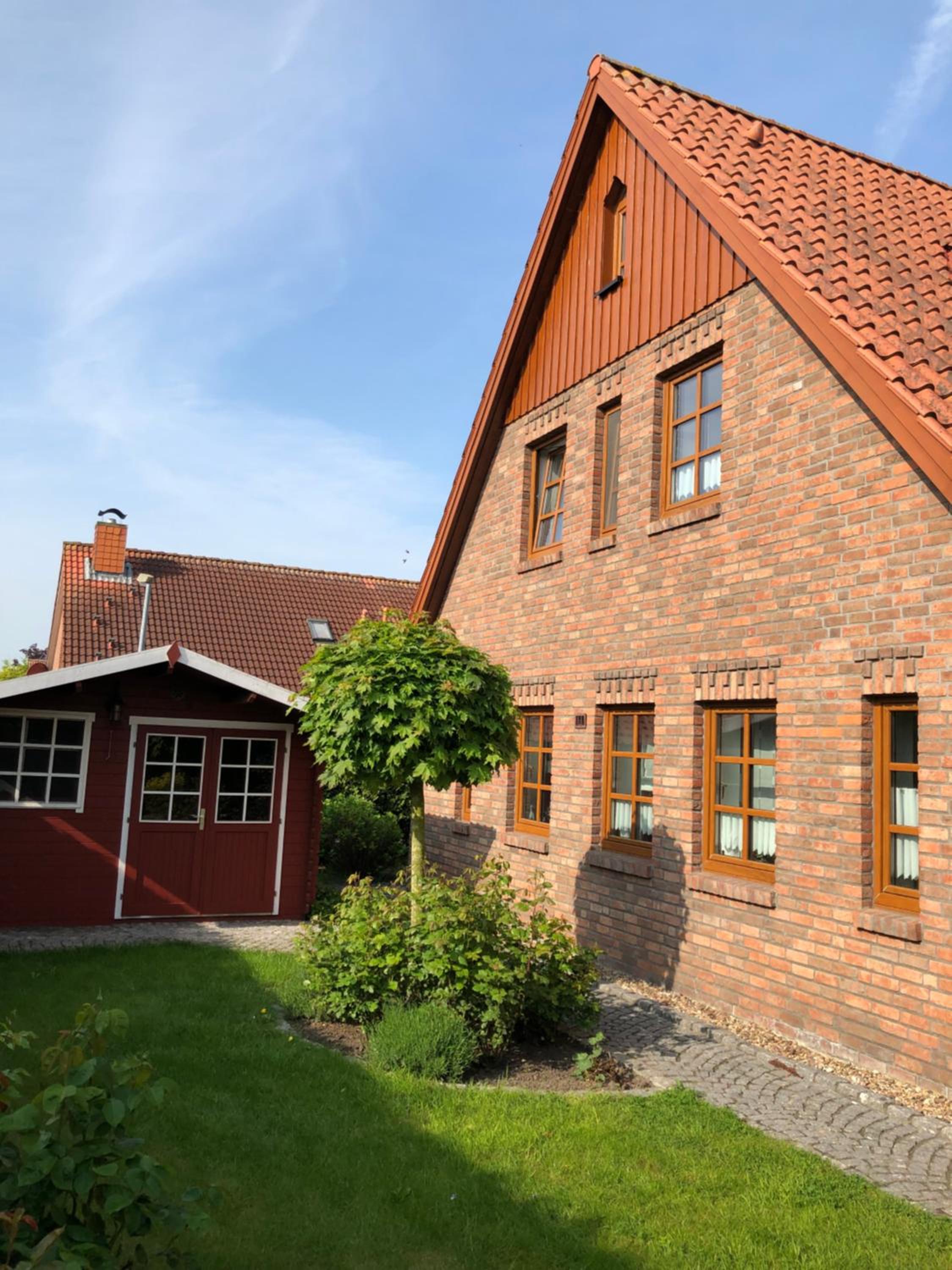 Ferienhaus Henny: 6 Geh-Minuten vom Hafen. Privater Garten