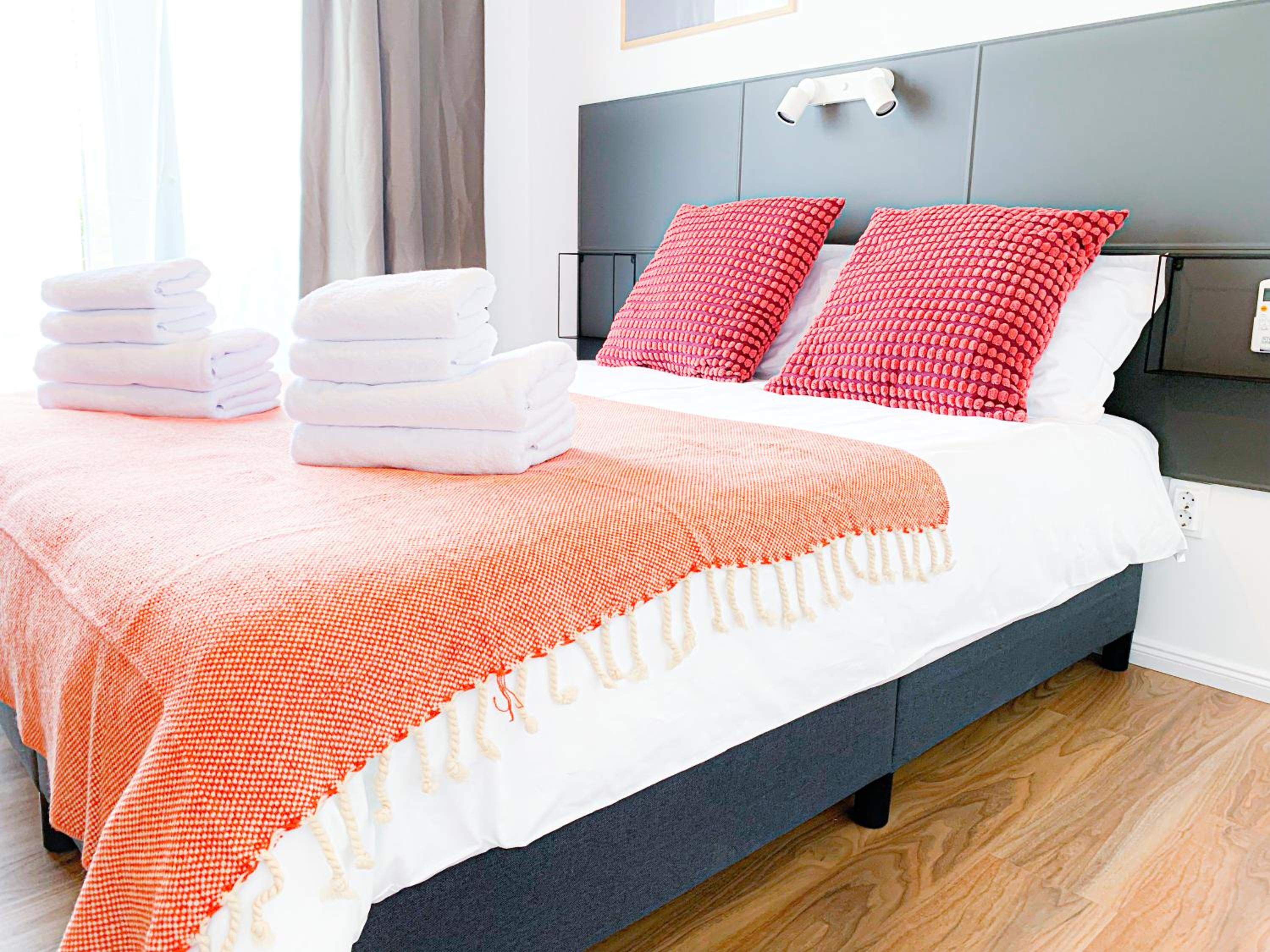 Chic Urbana: 140sqm 5-Bedroom Downtown Gem