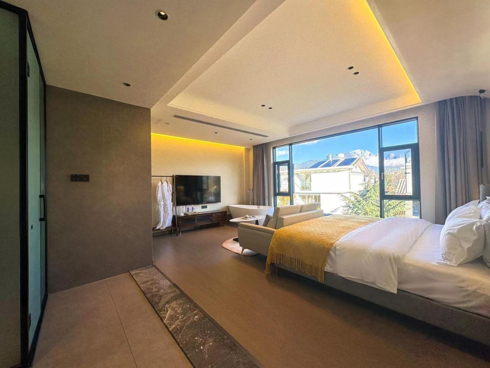 Lijiang Painted Mountain Cloud House Boutique B&B