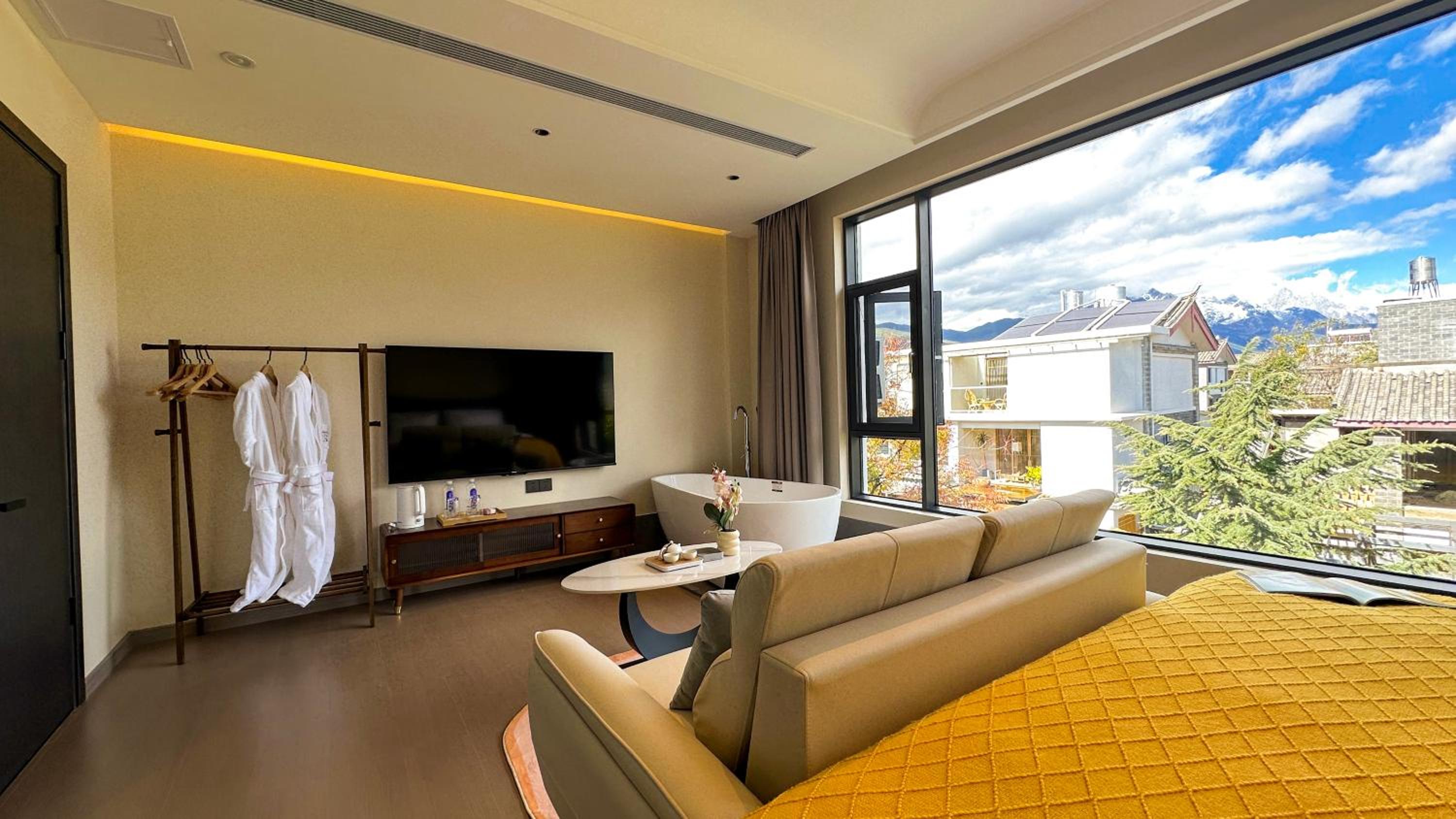 Lijiang Painted Mountain Cloud House Boutique B&B
