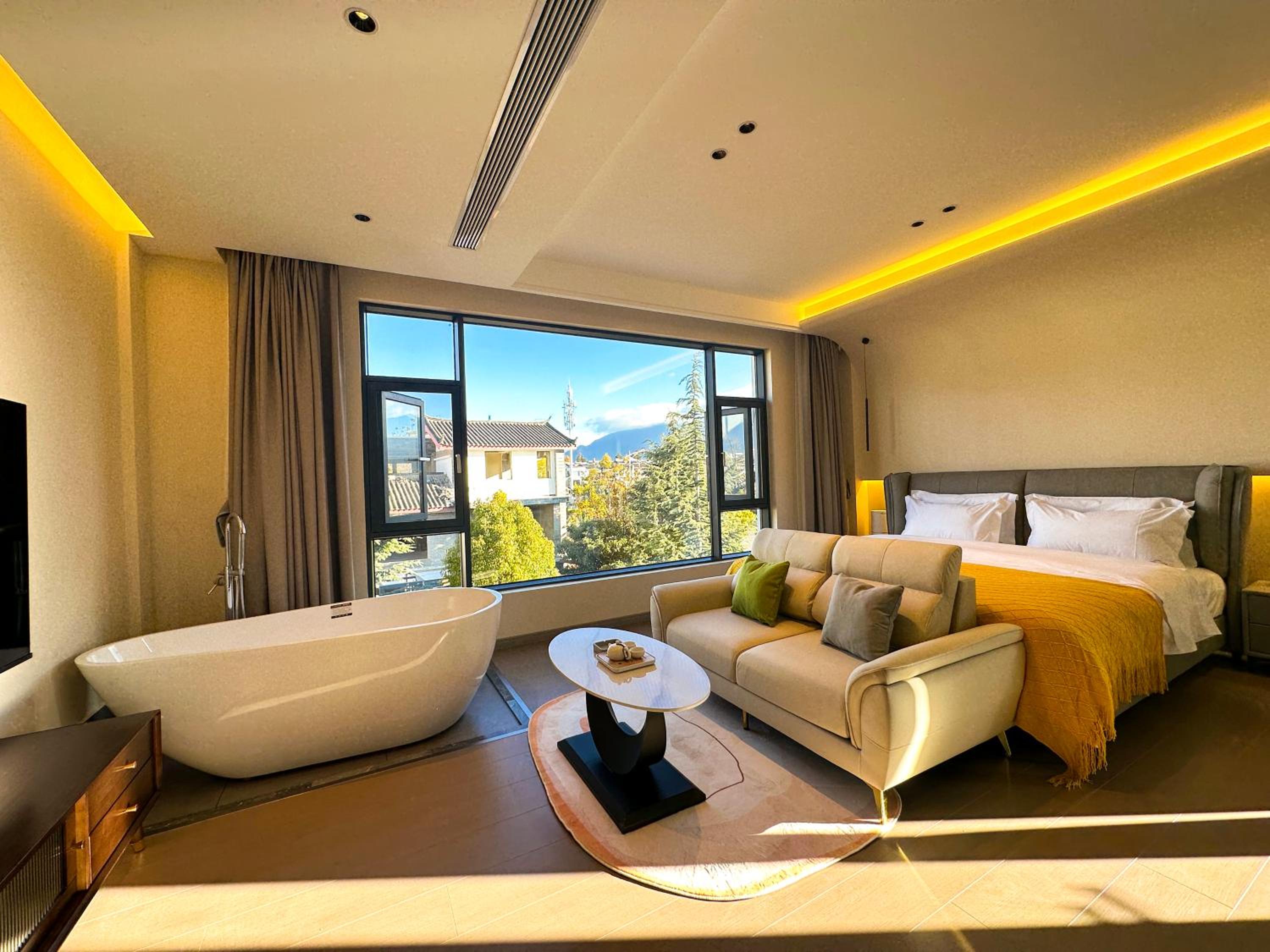 Lijiang Painted Mountain Cloud House Boutique B&B