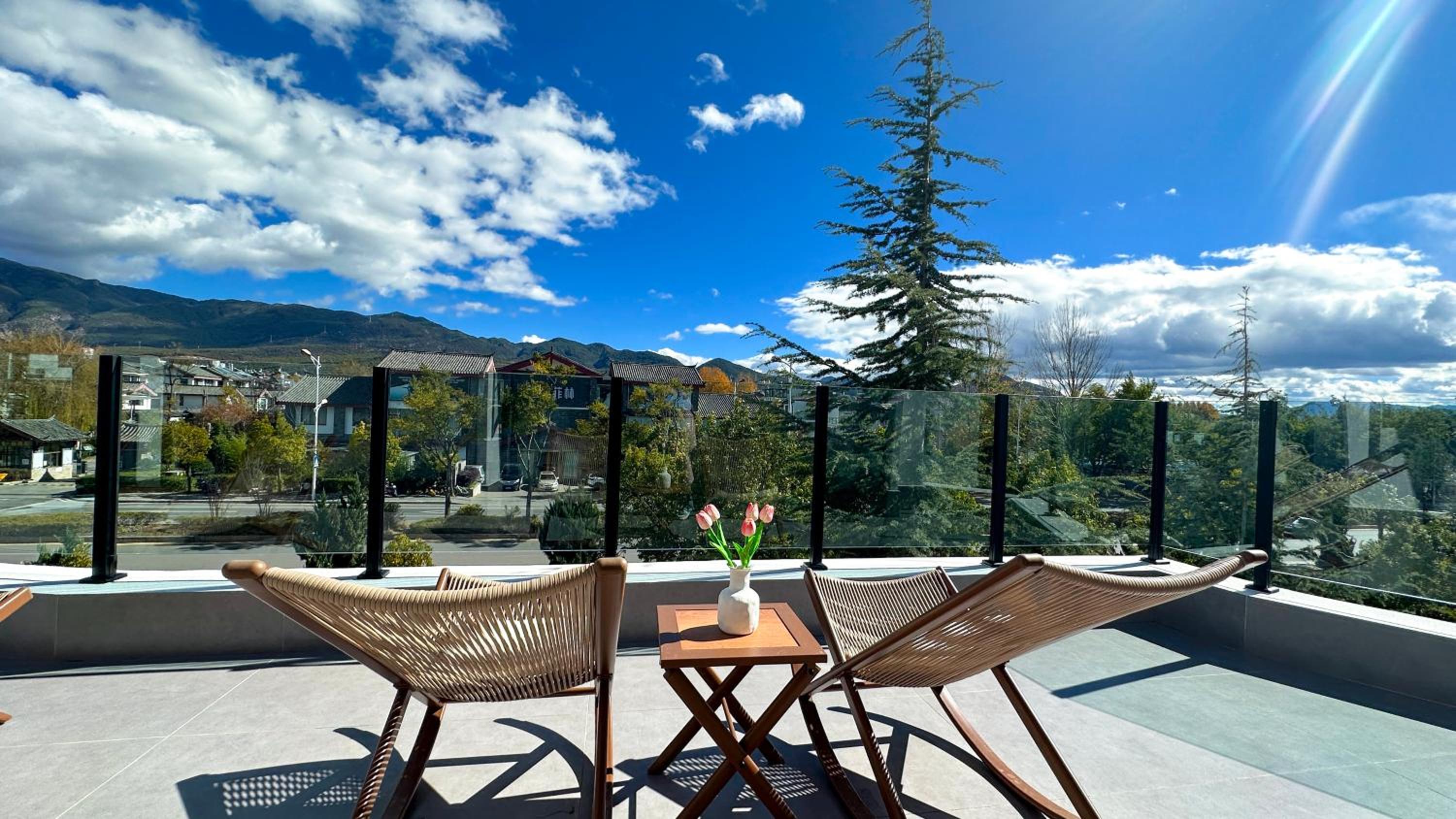 Lijiang Painted Mountain Cloud House Boutique B&B