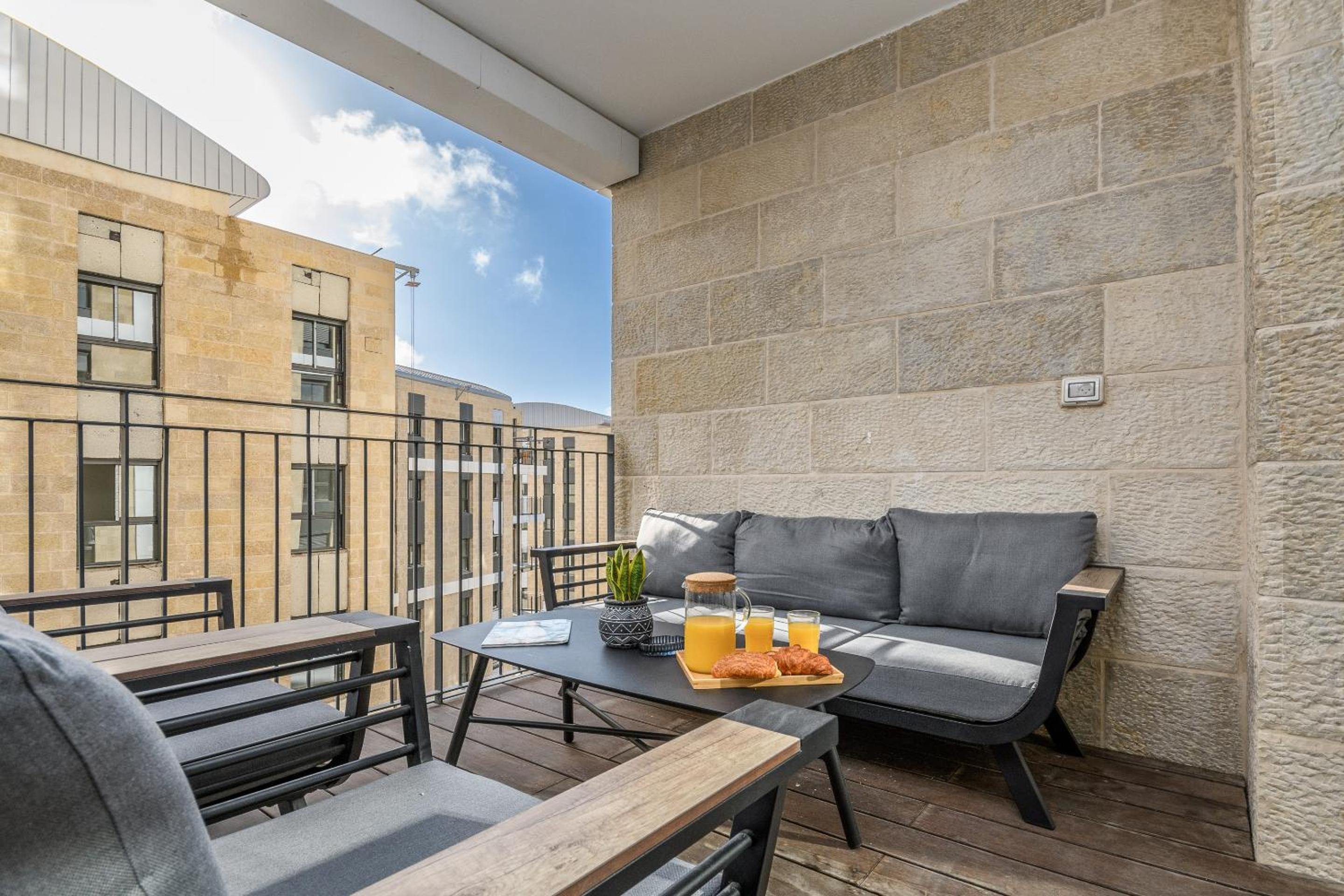 Designed 2BDR&2Bth w Parking- mahne yehuda sea u jerusalem view 5