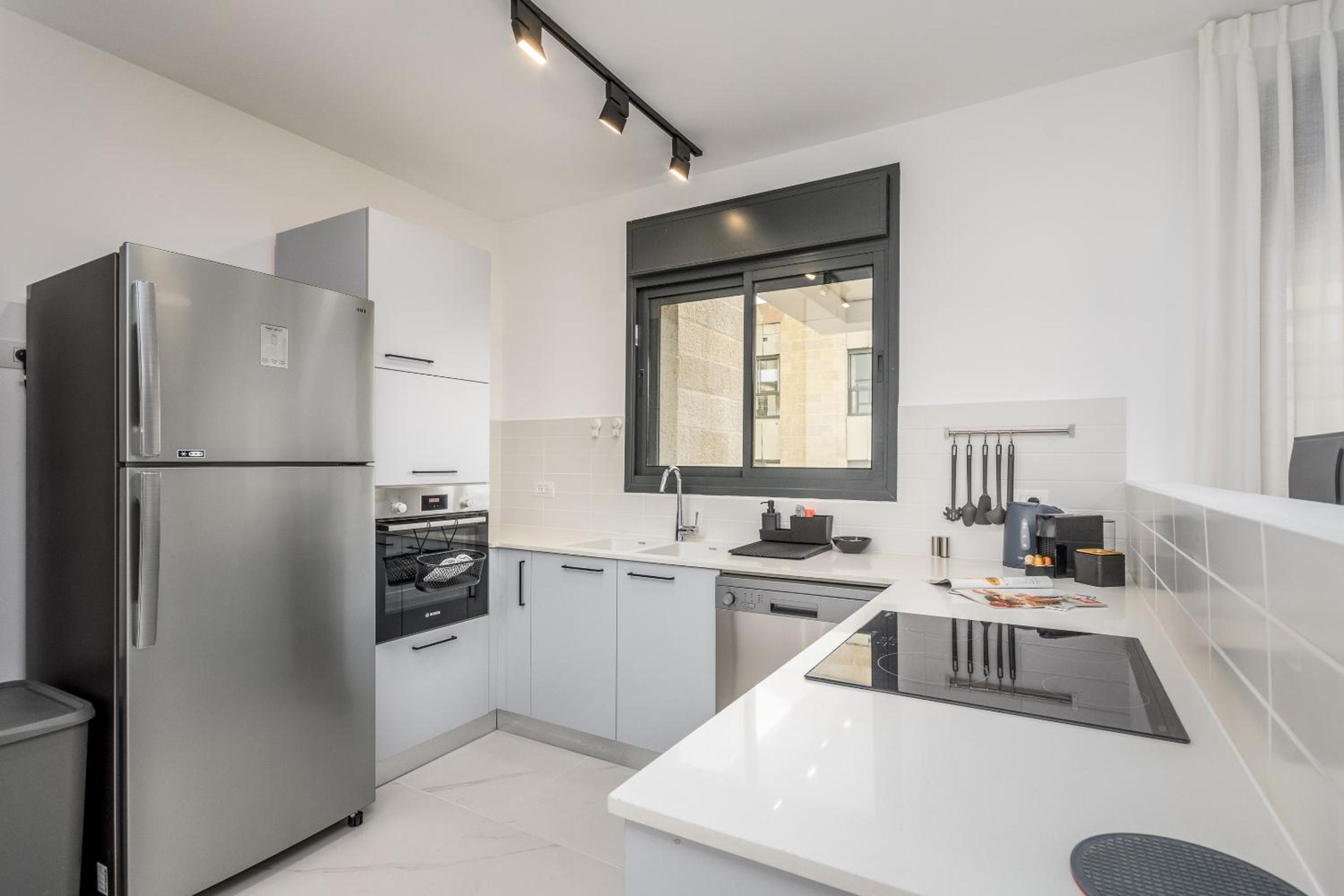 Designed 2BDR&2Bth w Parking- mahne yehuda sea u jerusalem view 4