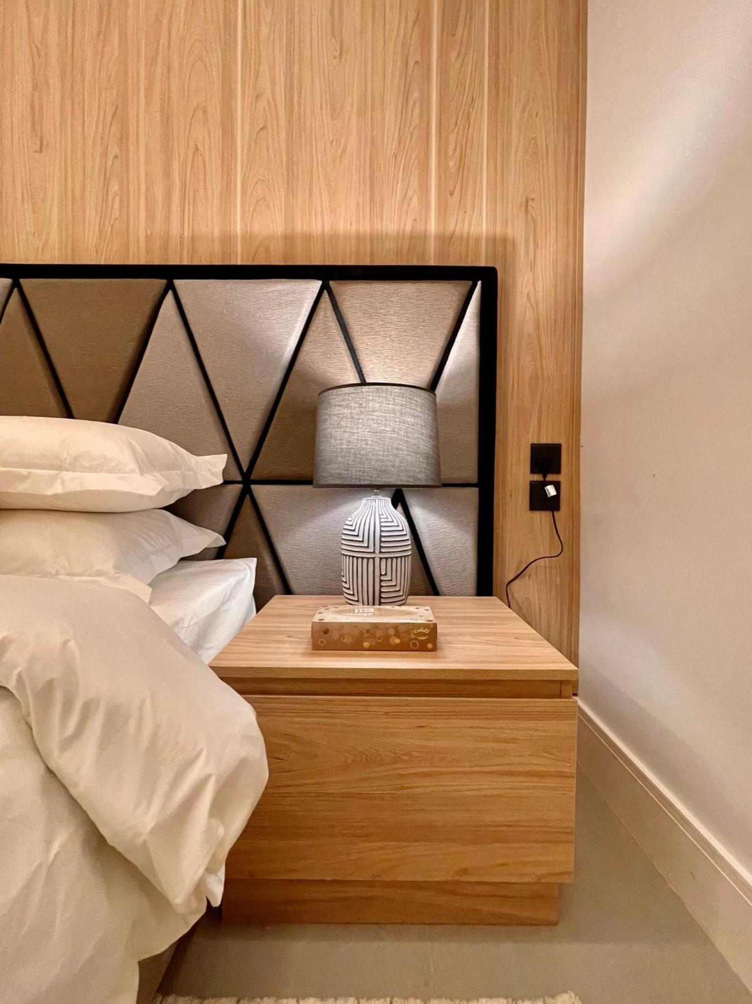 C Living - Executive - AQIQ
