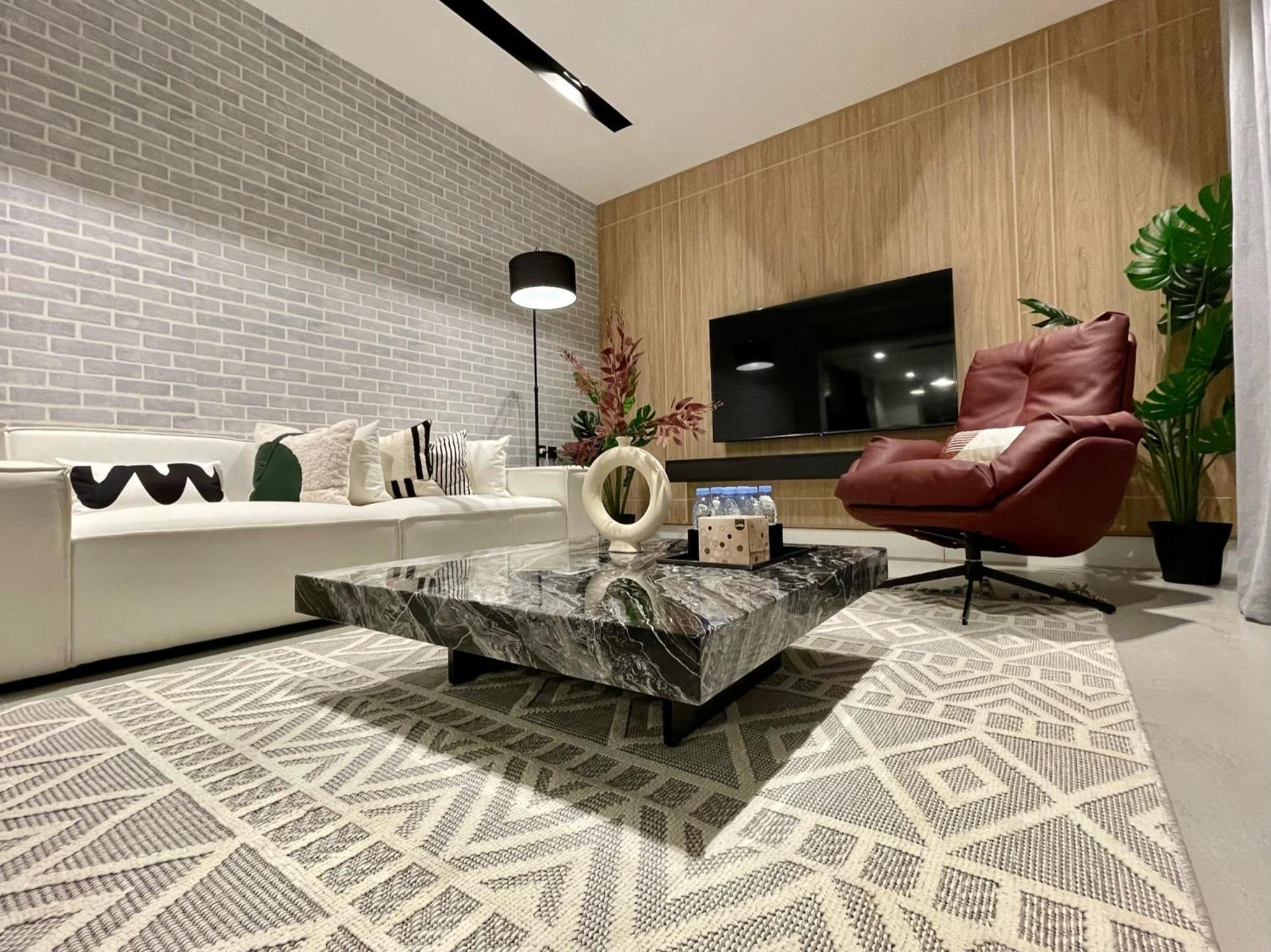 C Living - Executive - AQIQ
