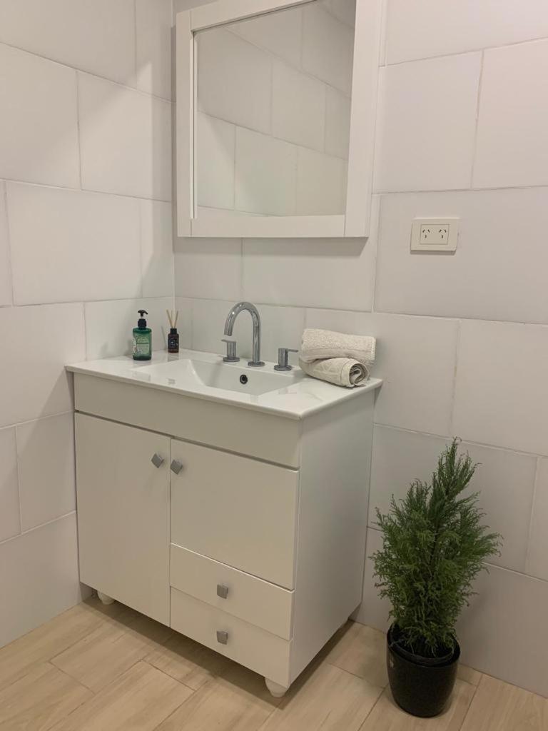 Altos de la Cañada en Moreno — bathroom