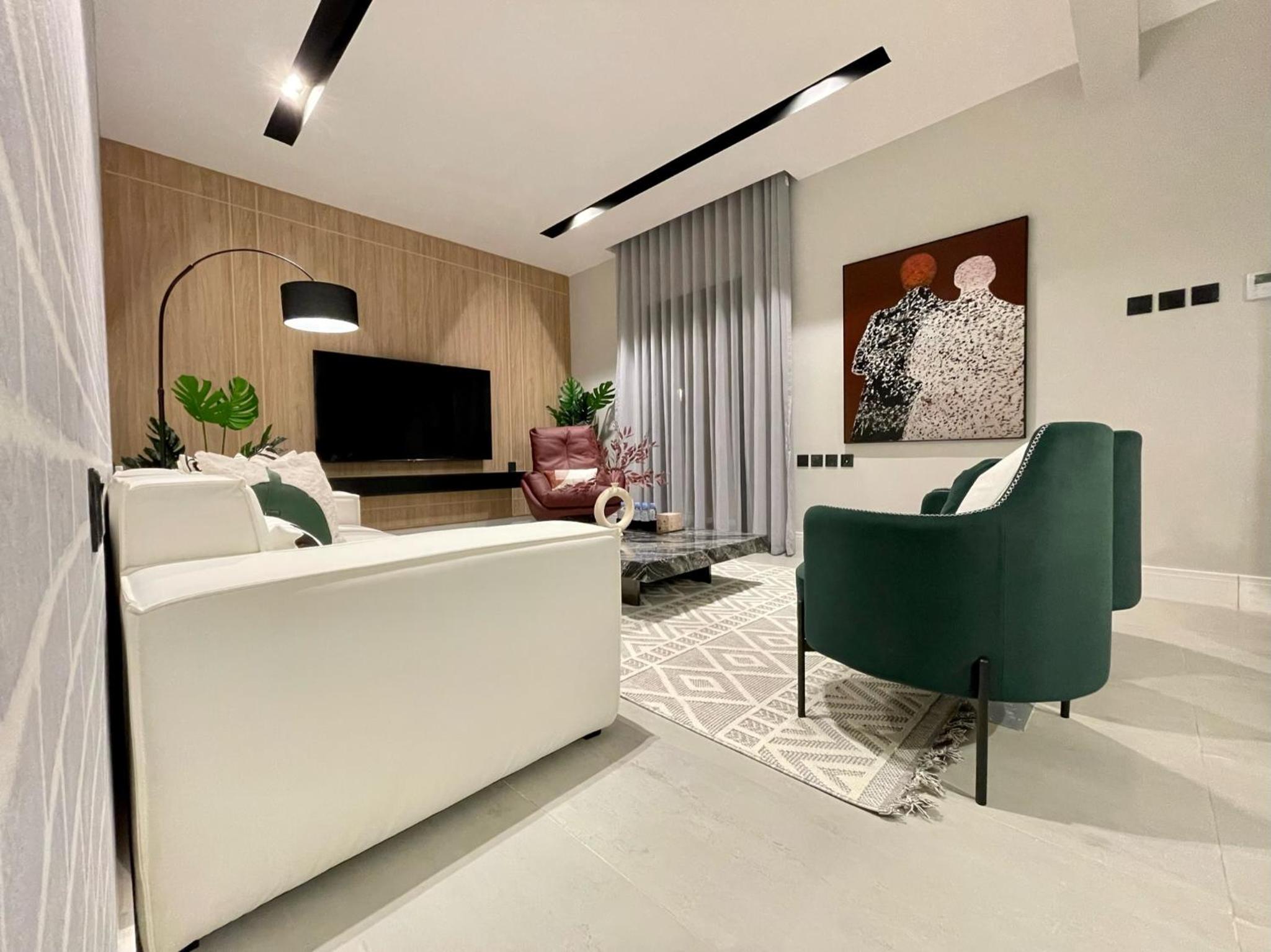 C Living - Executive - AQIQ