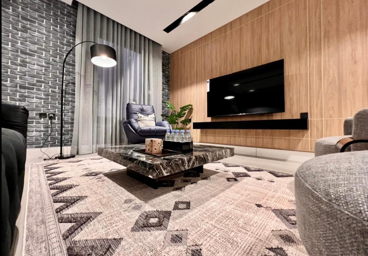 C Living - Executive - AQIQ