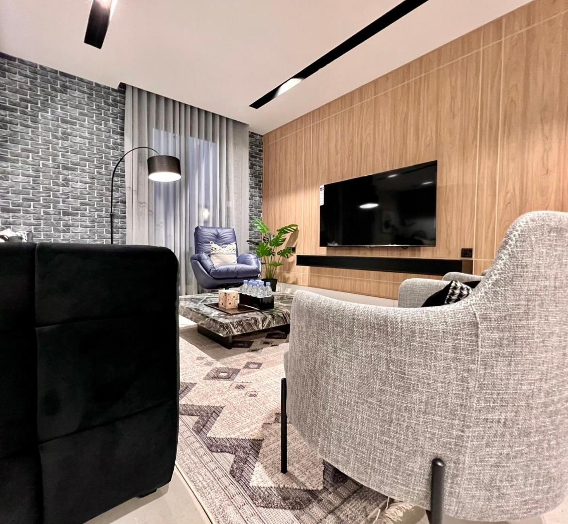C Living - Executive - AQIQ