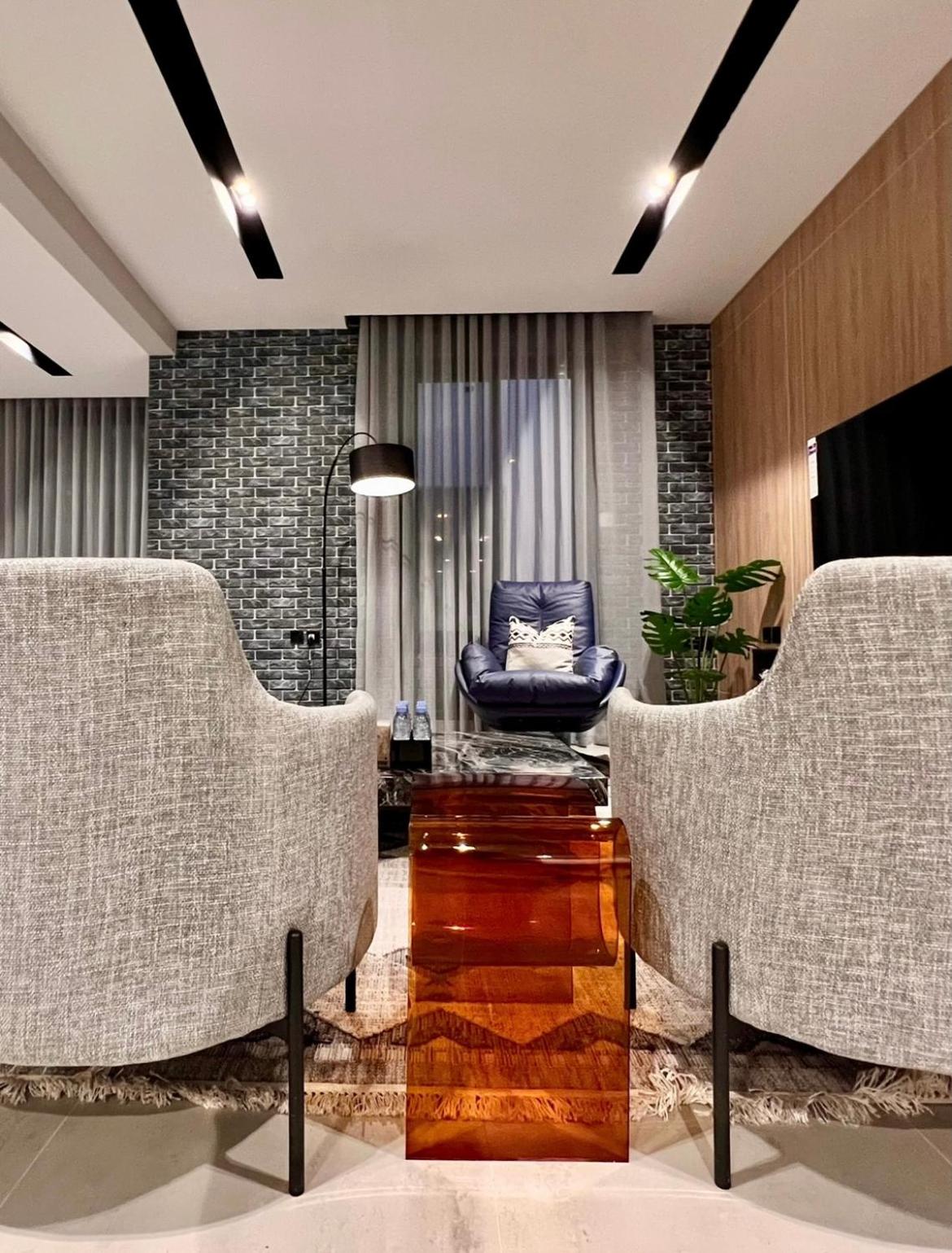 C Living - Executive - AQIQ