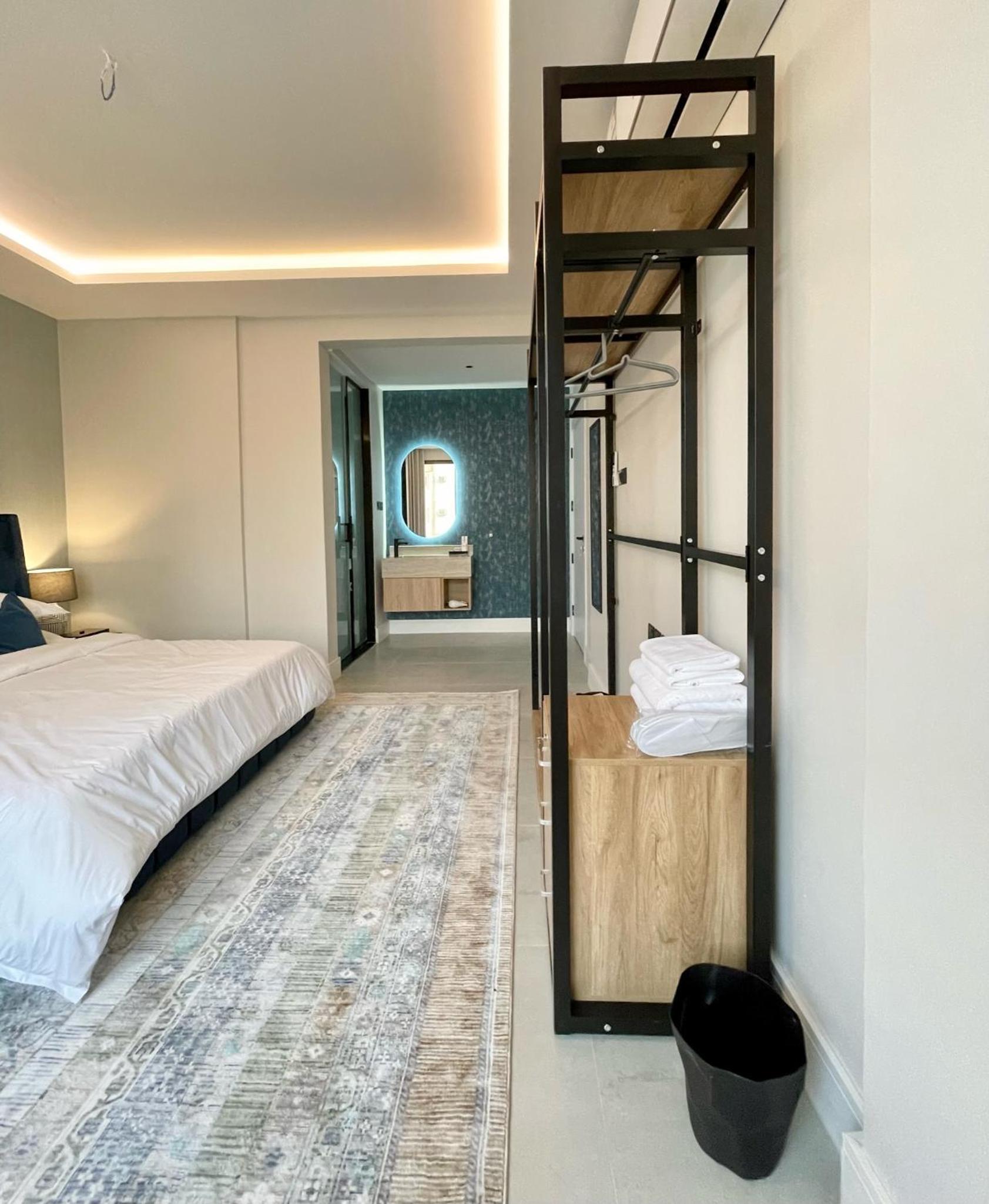 C Living - Executive - AQIQ