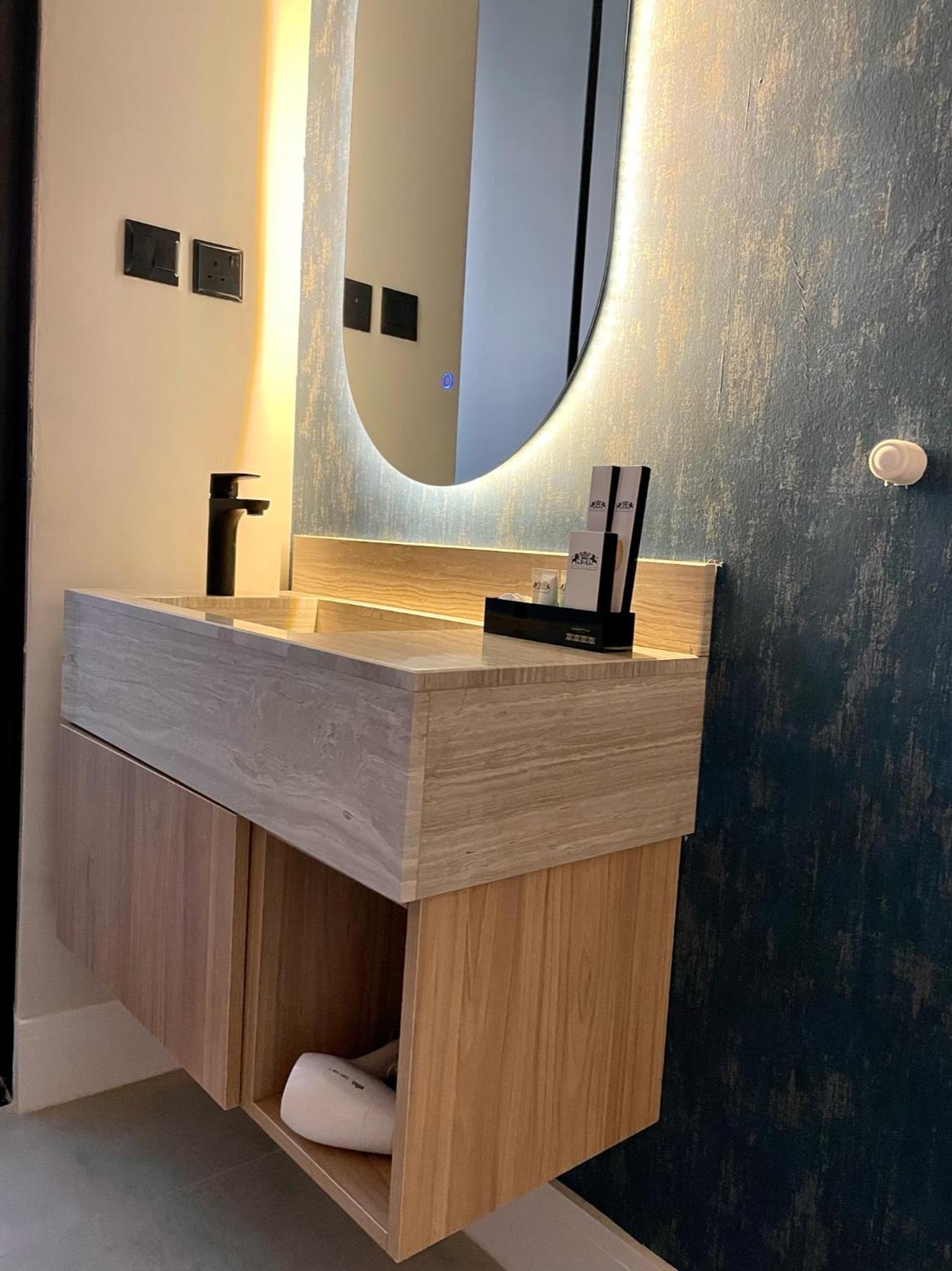 C Living - Executive - AQIQ