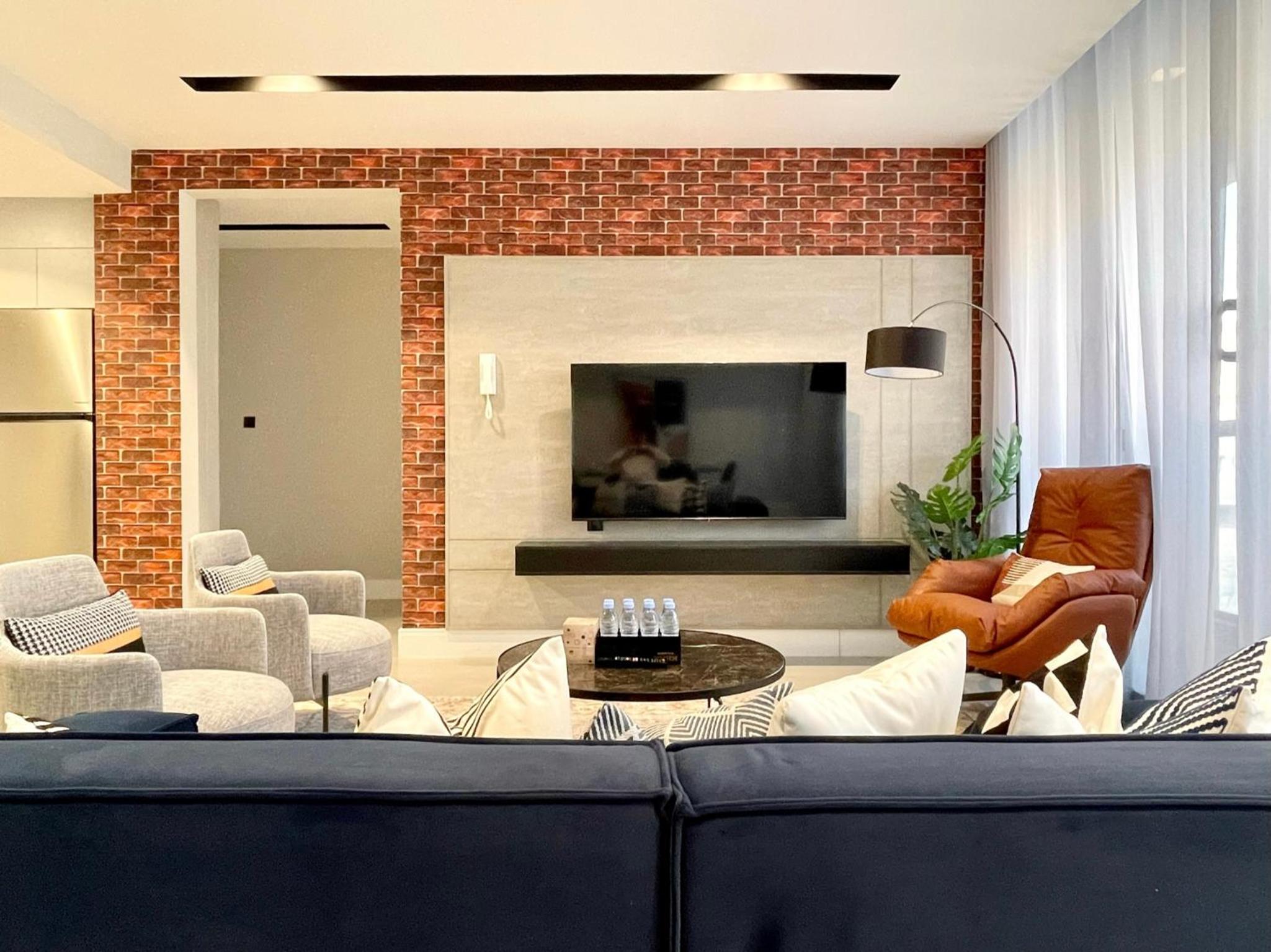 C Living - Executive - AQIQ