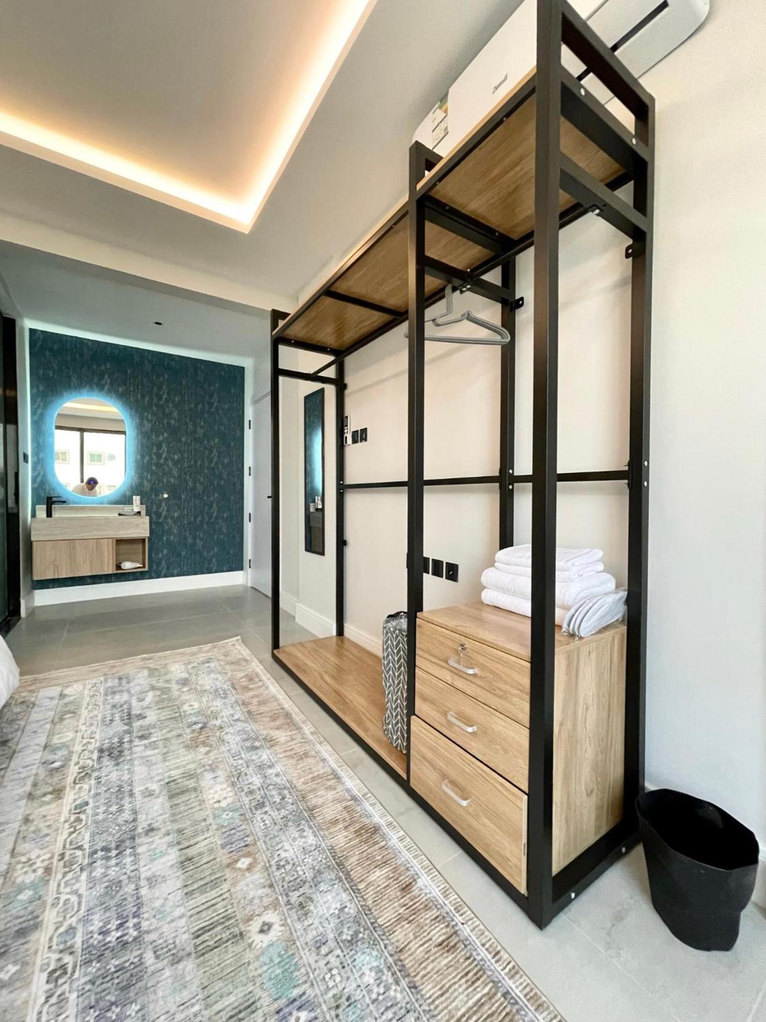 C Living - Executive - AQIQ