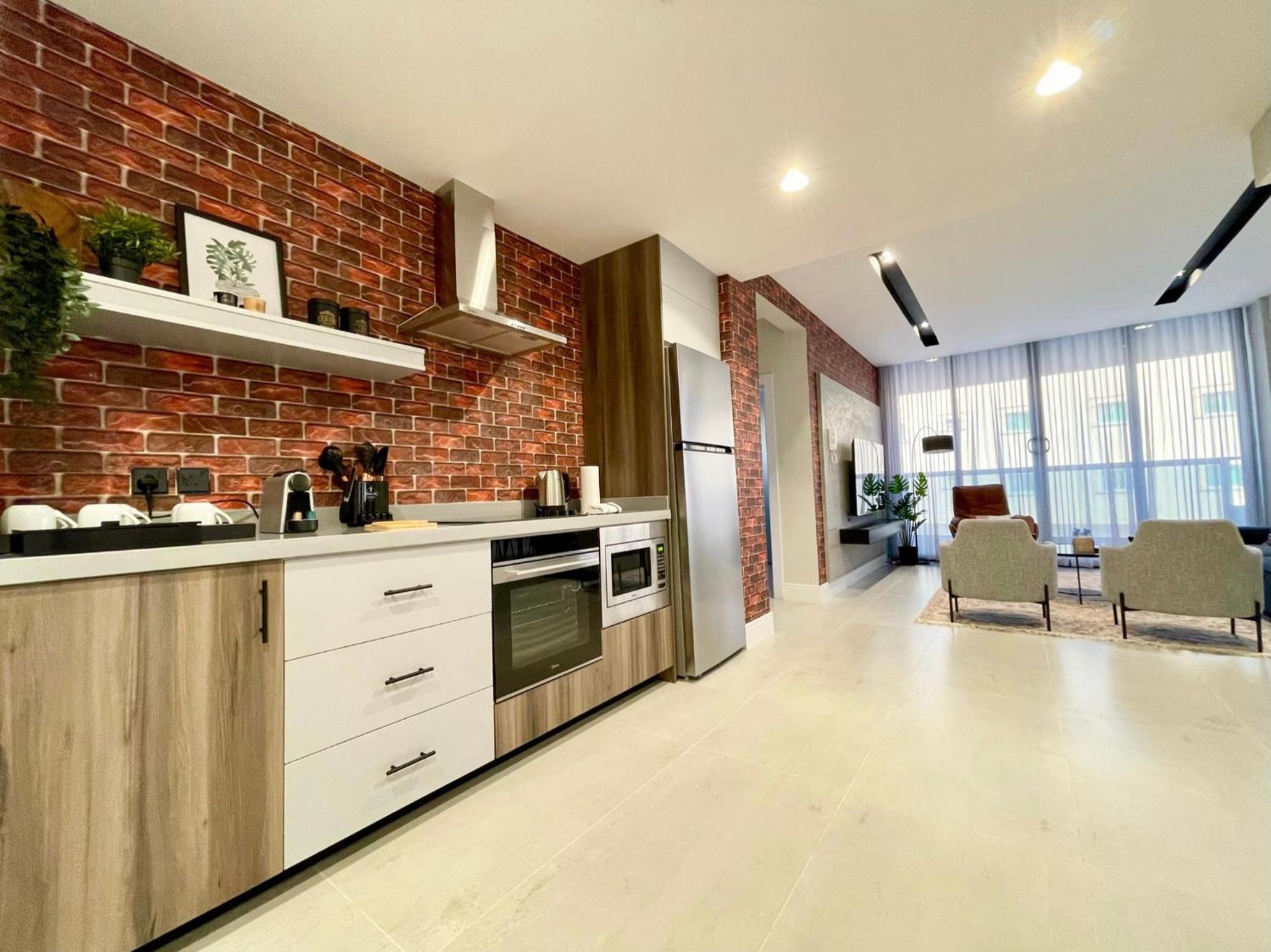 C Living - Executive - AQIQ