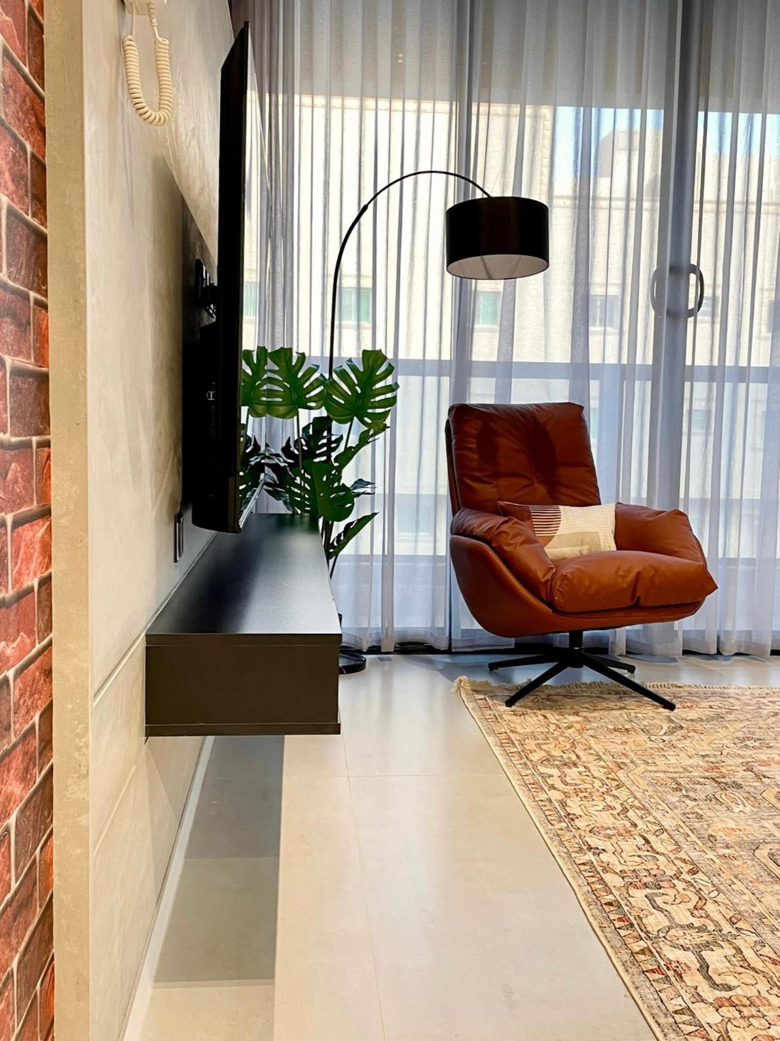C Living - Executive - AQIQ